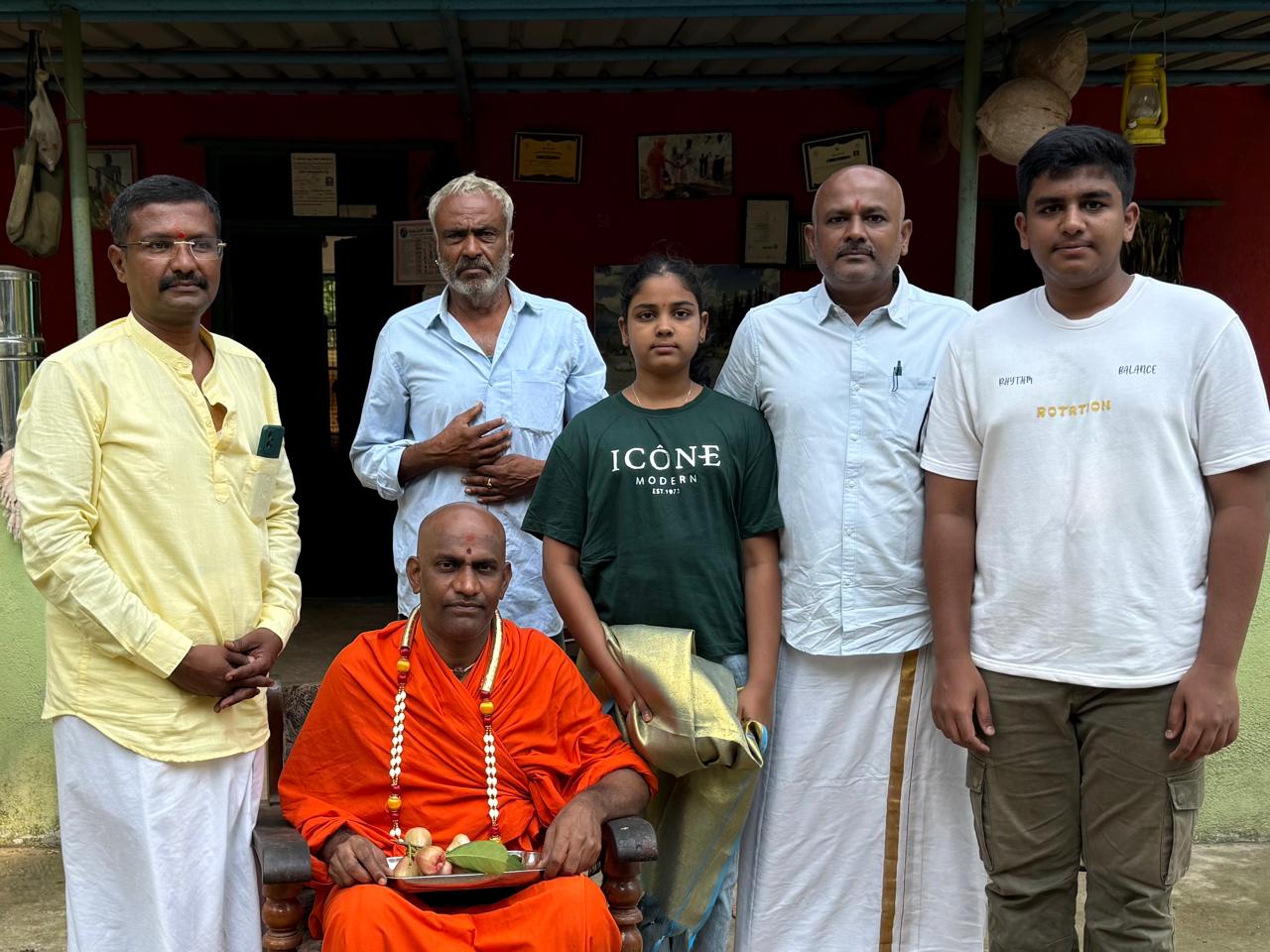 ಸಾಕಮ್ಮ ಬಸವೇಗೌಡ ಸೇವಾ ಸಂಜೀವಿನಿ ಟ್ರಸ್ಟ್ ವತಿಯಿಂದ ಶ್ರೀಗಳಿಗೆ ಪಾದಪೂಜೆ ಮಾಡಿ ಗೌರವಿಸಲಾಯಿತು.