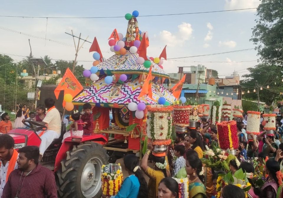 ಅಂಜನೇಯಸ್ವಾಮಿ ಕುರ್ಜಿನ (ರಥ) ಮೆರವಣಿಗೆ ಮಂಗಳವಾರ ಅದ್ದೂರಿಯಾಗಿ ನಡೆಯಿತು