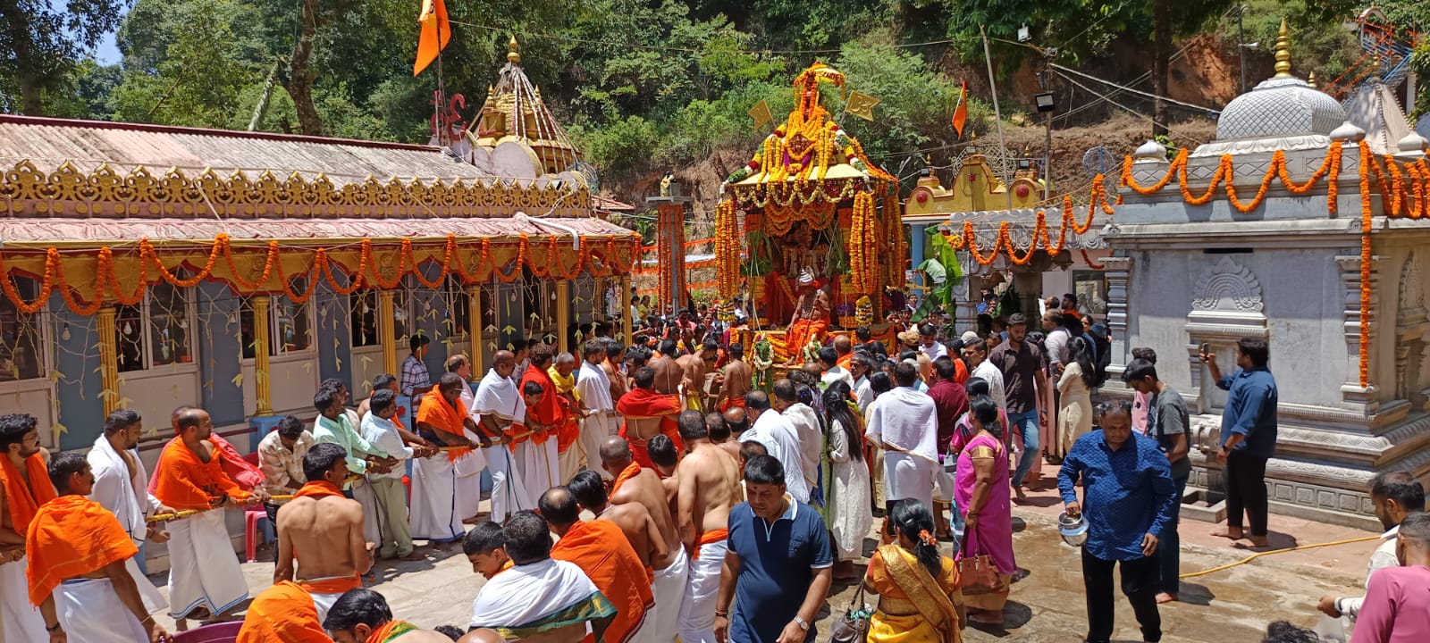 ಮಡಿಕೇರಿಯ ಕರ್ಣಂಗೇರಿಯ ರಾಜರಾಜೇಶ್ವರಿ ದೇಗುಲದಲ್ಲಿ ಮಂಗಳವಾರ ರಥೋತ್ಸವ ವಿಜೃಂಭಣೆಯಿಂದ ನೆರವೇರಿತು