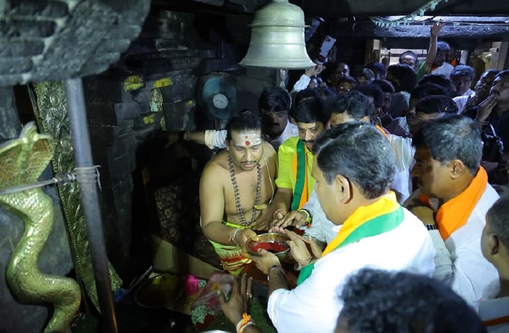 ಕೋಲಾರದ ಕೋಲಾರಮ್ಮ ದೇಗುಲದಲ್ಲಿ ಬುಧವಾರ ಬಿಜೆಪಿ ರಾಜ್ಯ ಅಧ್ಯಕ್ಷ ಬಿ.ವೈ.ವಿಜಯೇಂದ್ರ ವಿಶೇಷ ಪೂಜೆ ಸಲ್ಲಿಸಿದರು