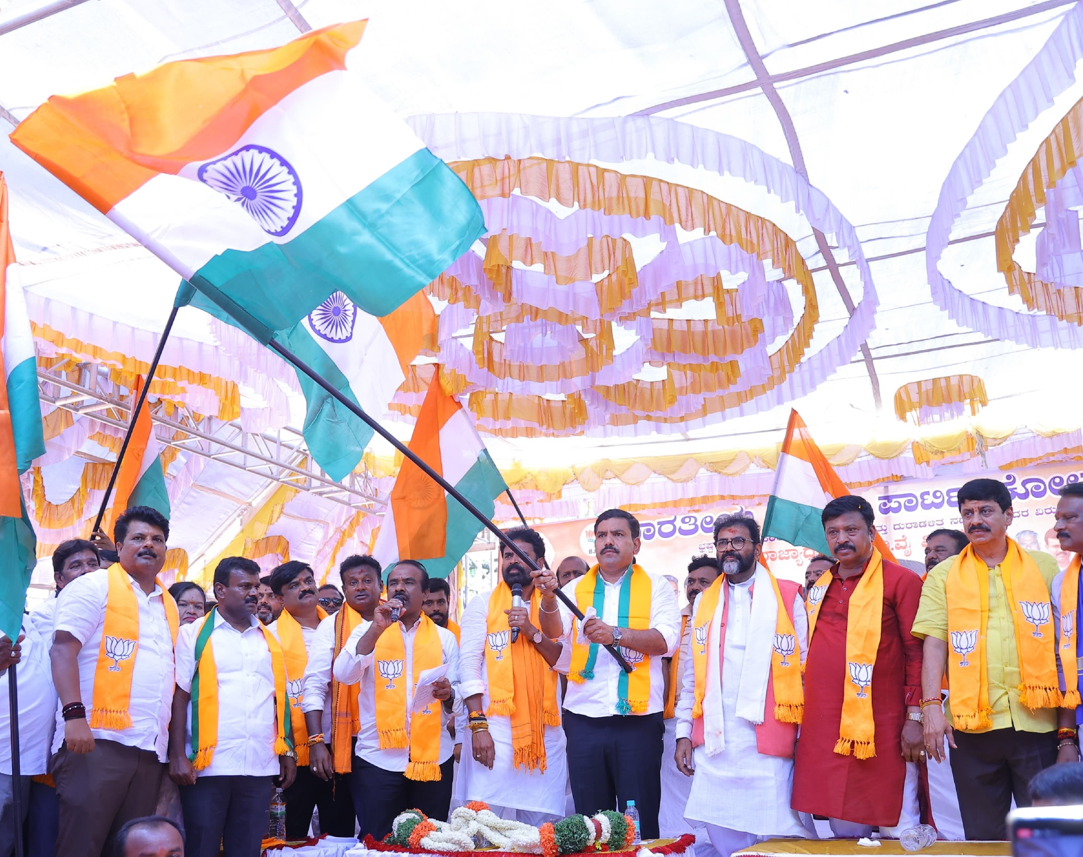 ಕೋಲಾರದಲ್ಲಿ ಬುಧವಾರ ನಡೆದ ಜನಾಕ್ರೋಶ ಯಾತ್ರೆ ಸಭೆಯಲ್ಲಿ ಬಿಜೆಪಿ ರಾಜ್ಯ ಅಧ್ಯಕ್ಷ ಬಿ.ವೈ.ವಿಜಯೇಂದ್ರ ಹಾಗೂ ಮುಖಂಡರು ತ್ರಿವರ್ಣ ಧ್ವಜ ಹಿಡಿದು ಸಂಭ್ರಮಿಸಿದರು