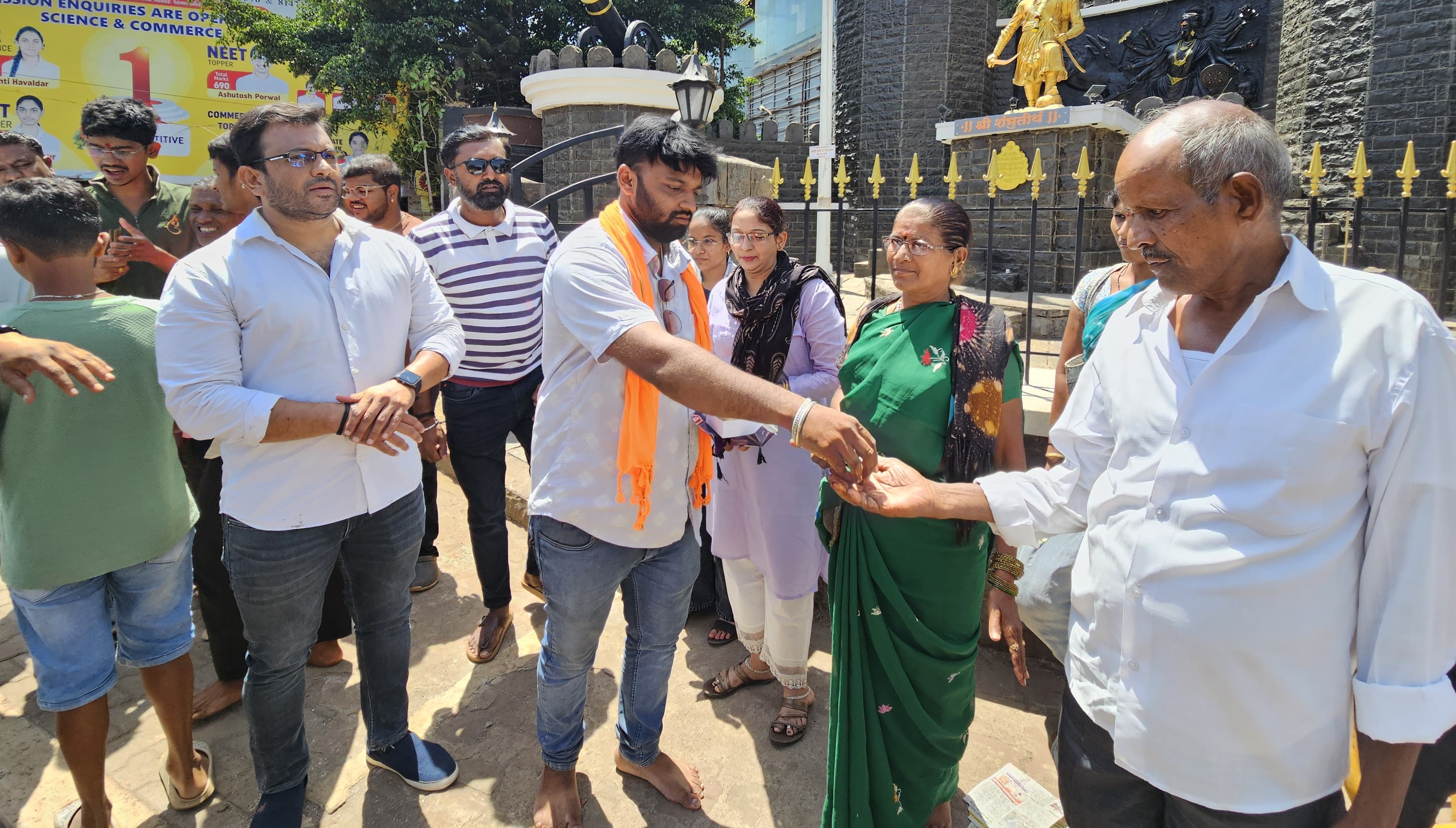 ಬೆಳಗಾವಿಯ ಧರ್ಮವೀರ ಸಂಭಾಜಿ ವೃತ್ತದಲ್ಲಿ ಸ್ವರಾಜ್ಯ ಯುವದಳ ಮತ್ತು ಬಿಲೀವ್‌ ಫೌಂಡೇಷನ್‌ ಕಾರ್ಯಕರ್ತರು ಸಾರ್ವಜನಿಕರಿಗೆ ಸಿಹಿ ಹಂಚಿದರು   ಪ್ರಜಾವಾಣಿ ಚಿತ್ರ