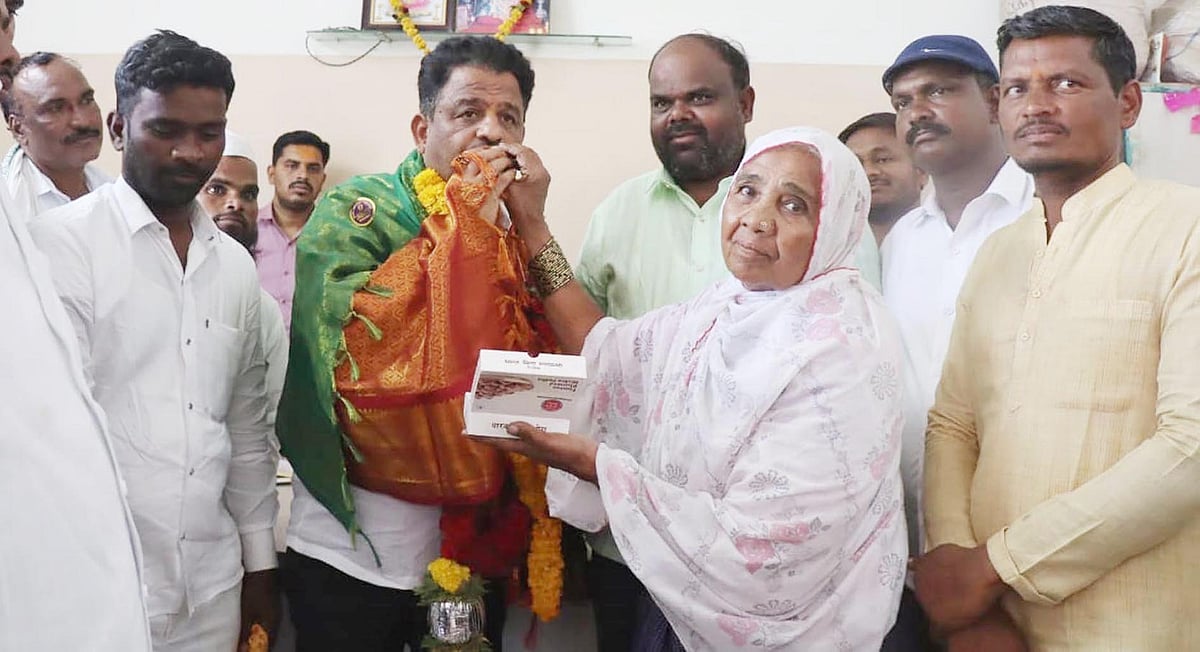 ಸಿಂದಗಿ: ಕಂದಾಯ ಗ್ರಾಮವಾಗಿ ಗೂಗಿಹಾಳ; ಶಾಸಕರಿಗೆ ಸಿಹಿ ತಿನ್ನಿಸಿದ ಗ್ರಾಮಸ್ಥರು