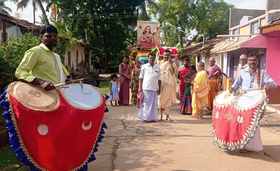 ರಟ್ಟೀಹಳ್ಳಿ ಪಟ್ಟಣದಲ್ಲಿ ಬುಧವಾರ ಶಂಕರ ಸೇವಾ ಸಮಿತಿಯಿಂದ ಶಂಕರಾಚಾರ್ಯ ಜಯಂತಿ ಉತ್ಸವದ ಅಂಗವಾಗಿ ಶಂಕರಾಚಾರ್ಯ ಭಾವಚಿತ್ರ ಹಾಗೂ ಪಾಲಕಿ ಸೇವೆ ಪಟ್ಟಣದ ಪ್ರಮುಖ ಬೀದಿಗಳಲ್ಲಿ ಮೆರವಣಿಗೆ ಮಾಡಲಾಯಿತು.