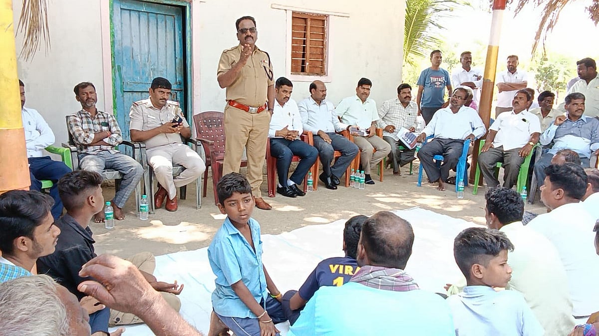 ದಲಿತರಿಗೆ ಕ್ಷೌರ ನಿರಾಕರಣೆ: ಪ್ರಜಾವಾಣಿ ವರದಿ ಉಲ್ಲೇಖಿಸಿ ಸಭೆ; ಕ್ರಮದ ಎಚ್ಚರಿಕೆ