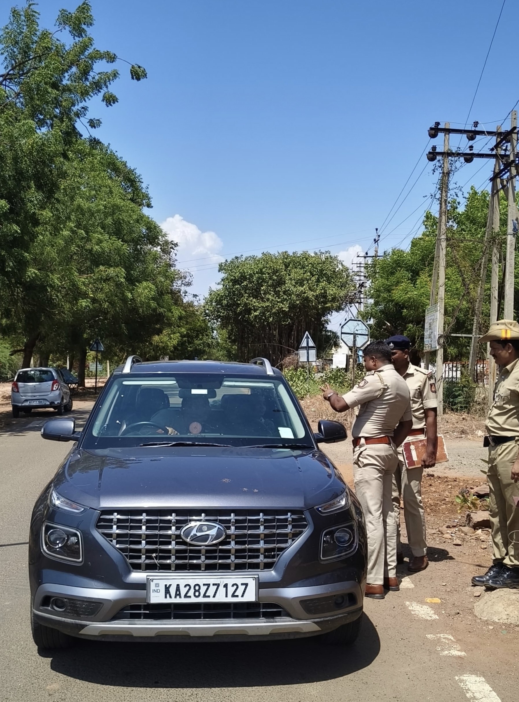 ಆಲಮಟ್ಟಿ ಪೆಟ್ರೋಲ್ ಪಂಪ್‌ನಿಂದ ಆಲಮಟ್ಟಿ ಪ್ರವೇಶಿಸುವ ಕಾರ್ ಒಂದನ್ನು ಕೆಎಸ್ಐಎಸ್ಎಫ್ ಪೊಲೀಸರು ಪರಿಶೀಲಿಸಿದರು
