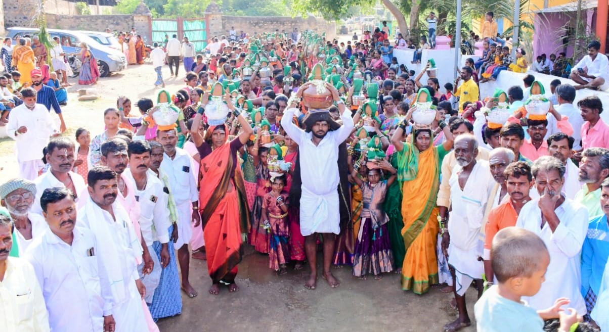 ಅಡ್ಡಪಲ್ಲಕ್ಕಿ ಮಹೋತ್ಸವದಲ್ಲಿ ಮಹಿಳೆಯರ ಕುಂಭ–ಕಳಸ ಹೊತ್ತು ಸಾಗಿದರು
