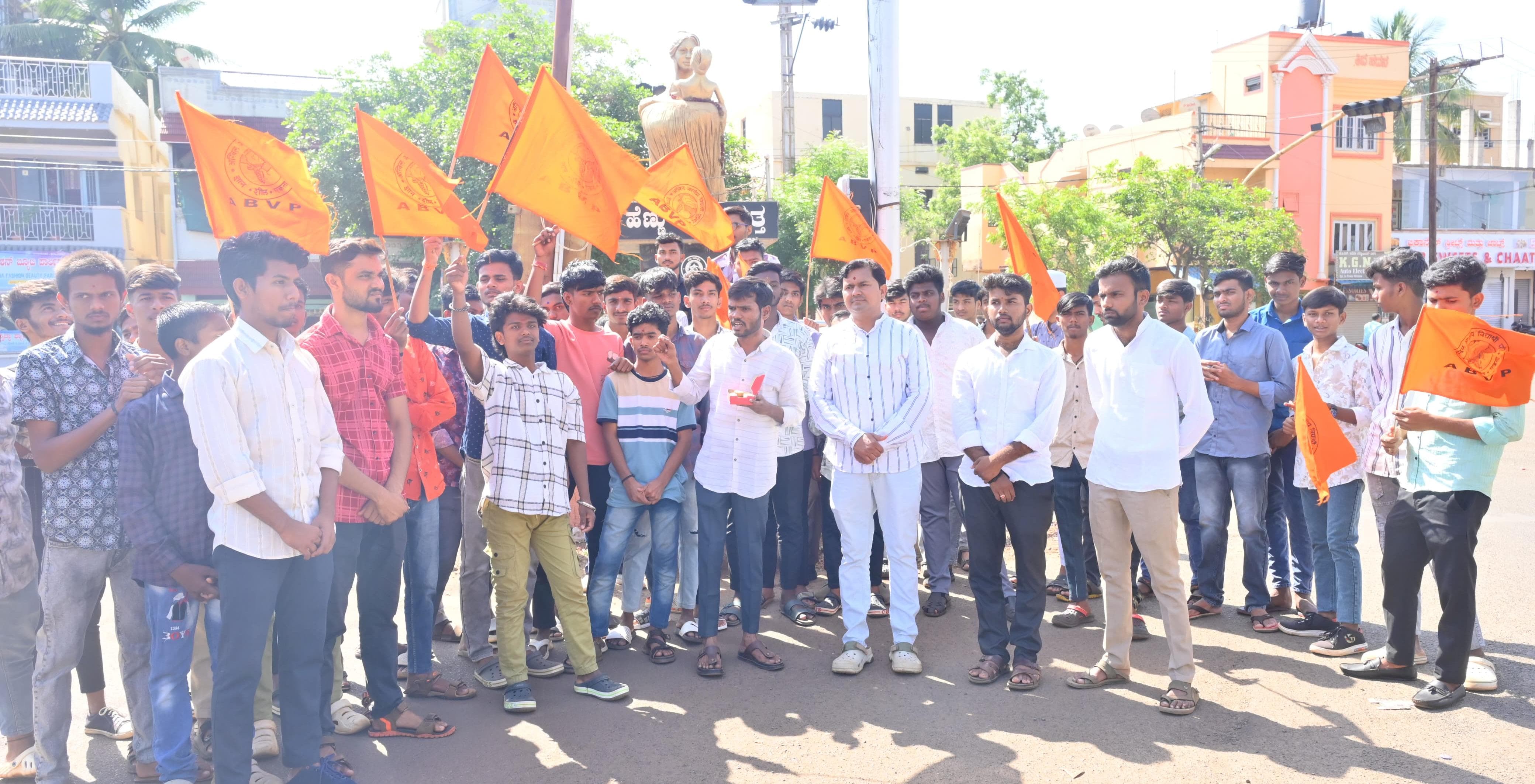 ಎಬಿವಿಪಿ ಕಾರ್ಯಕರ್ತರು ಬೀದರ್‌ನ ಹೆಣ್ಣು ಮಗು ವೃತ್ತದಲ್ಲಿ ವಿಜಯೋತ್ಸವ ಆಚರಿಸಿದರು