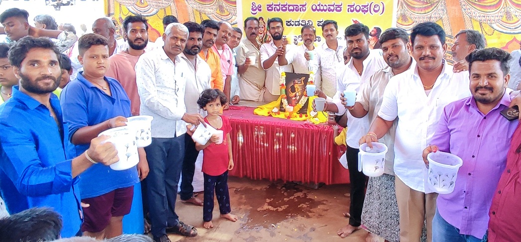 ಕುಡತಿನಿಯಲ್ಲಿ ಬುಧವಾರ ಸೀತಾರಾಮ ದೊಡ್ಡ ಆಂಜನೇಯಸ್ವಾಮಿಯ ಮಹಾ ರಥೋತ್ಸವದ ಅಂಗವಾಗಿ ಕನಕದಾಸ ಸಂಘದ ವತಿಯಿಂದ ಮಜ್ಜಿಗೆ ಸೇವೆ ನಡೆಯಿತು
