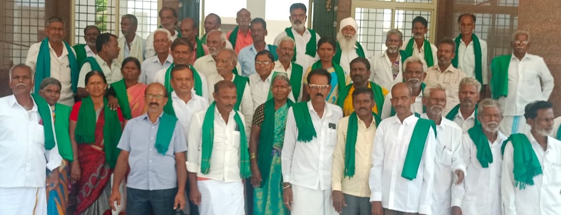 ಚಳ್ಳಕೆರೆ ವಿವಿಧ ಬೇಡಿಕೆಗಳ ಈಡೇರಿಕೆಗೆ ಆಗ್ರಹಿಸಿ ರೈತ ಸಂಘದ ಹಸಿರು ಸೇನೆ ಕಾರ್ಯಕರ್ತರು ಗುರುವಾರ ನಗರದ ಪ್ರಮುಖ ಬೀದಿಗಳಲ್ಲಿ ಪ್ರತಿಭಟನಾ ಮೆರವಣಿಗೆ ನಡೆಸಿದರು.