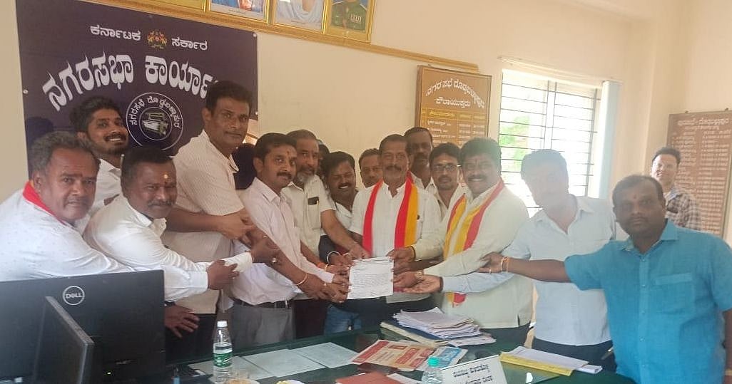 ದೊಡ್ಡಬಳ್ಳಾಪುರ: ಡಾ.ರಾಜ್‌ಕುಮಾರ್‌ ವೃತ್ತಕ್ಕೆ ನಾಮಫಲಕ ಅಳವಡಿಸಿ