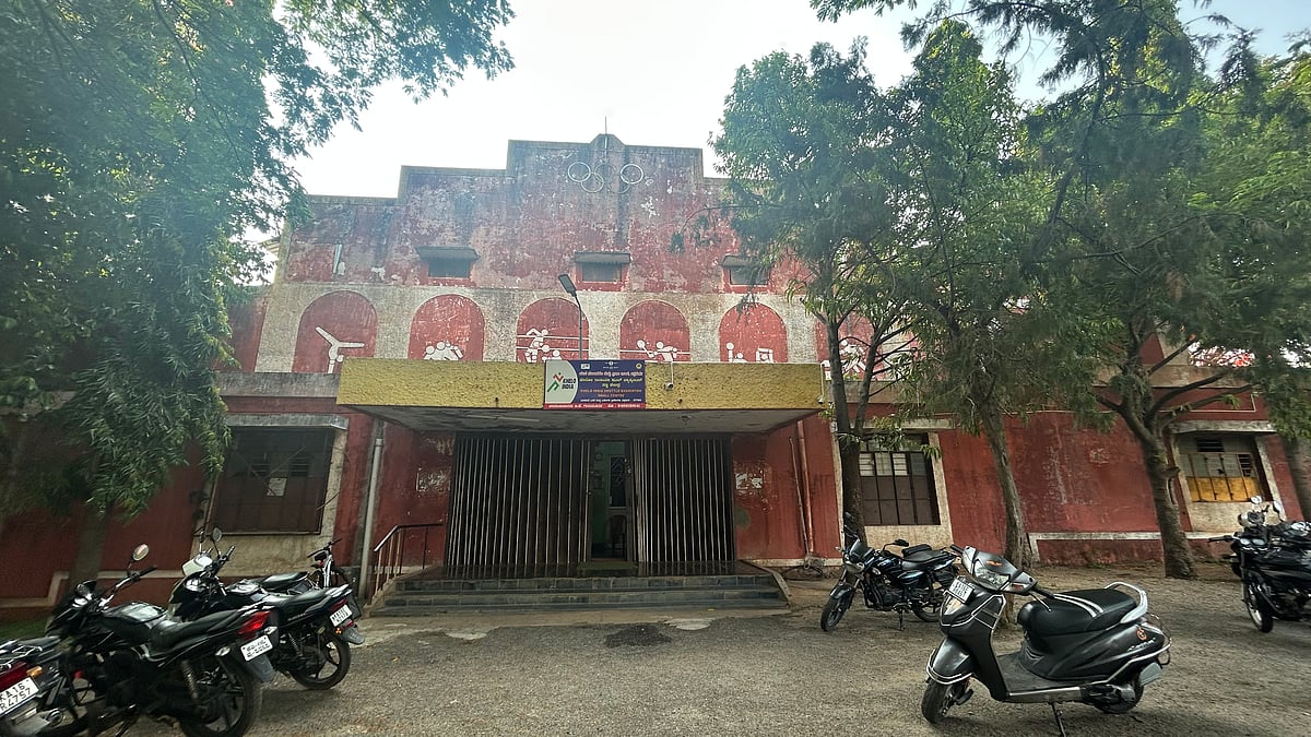 ಚಿತ್ರದುರ್ಗ: ಸೋರುತ್ತಿದೆ ಒಳಾಂಗಣ ಕ್ರೀಡಾಂಗಣದ ಮಾಳಿಗೆ