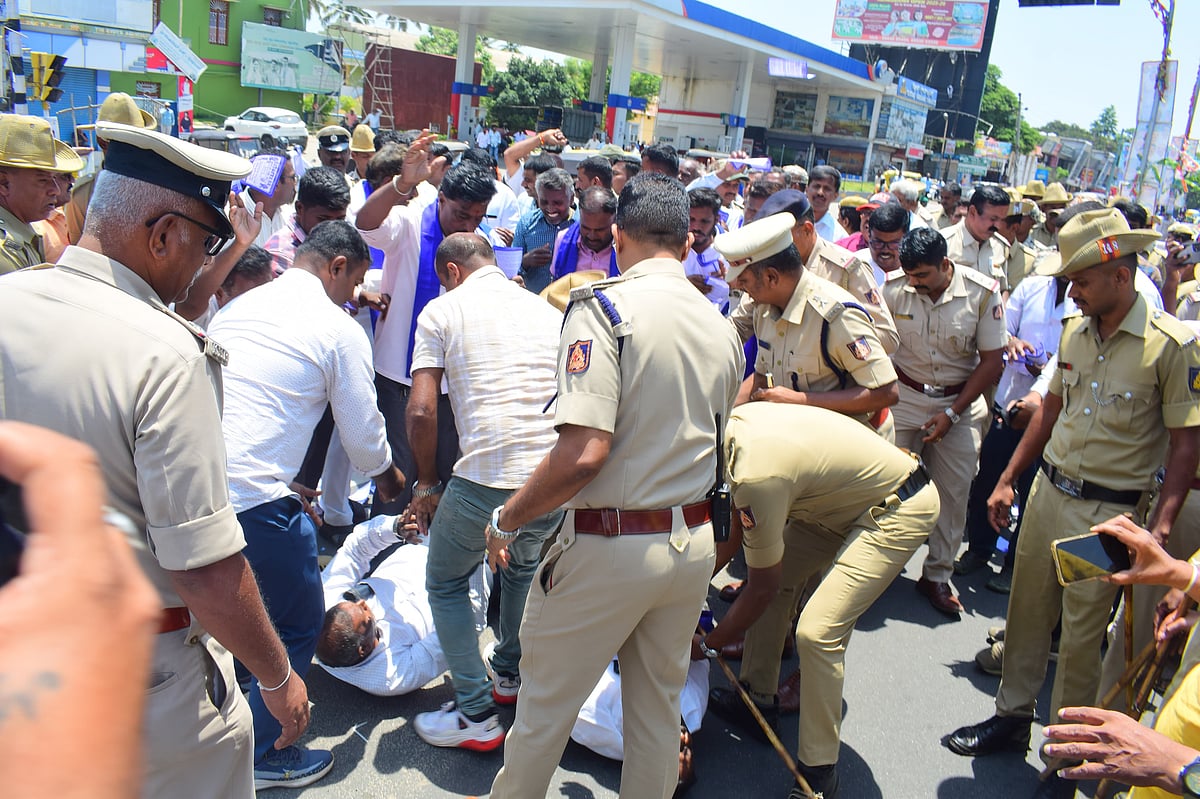 ಮಂಡ್ಯ | ಮುಖ್ಯಮಂತ್ರಿಗೆ ಕಪ್ಪು ಬಾವುಟ ಪ್ರದರ್ಶನ; ದಸಂಸ ಕಾರ್ಯಕರ್ತರು ವಶಕ್ಕೆ