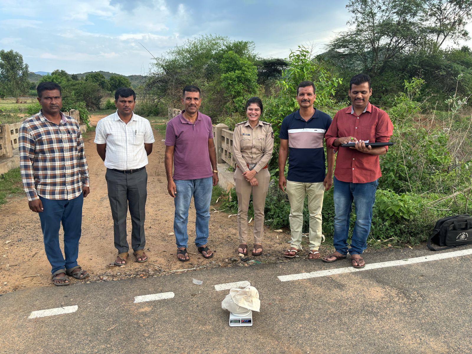 ಕೊಳ್ಳೇಗಾಲ ಇಲ್ಲಿನ ಬಸ್ತೀಪುರ ಬಡಾವಣೆಯ ಕಬಿನಿ ನಾಲೆಯ ಬಳಿ ಅಕ್ರಮವಾಗಿ ಒಣಗಾಂಜಾವನ್ನು ಸಾಗಾಣೆ ಮಾಡುತ್ತಿದ್ದ ಆರೋಪಿಯ ಮೇಲೆ ನಗರ ಪೊಲೀಸರು ಗುರುವಾರ ದಾಳಿ ಮಾಡಿ ಆರೋಪಿಯನ್ನು ಮಾಲು ಸಮೇತ ಬಂಧಿಸಿದ್ದಾರೆ.
