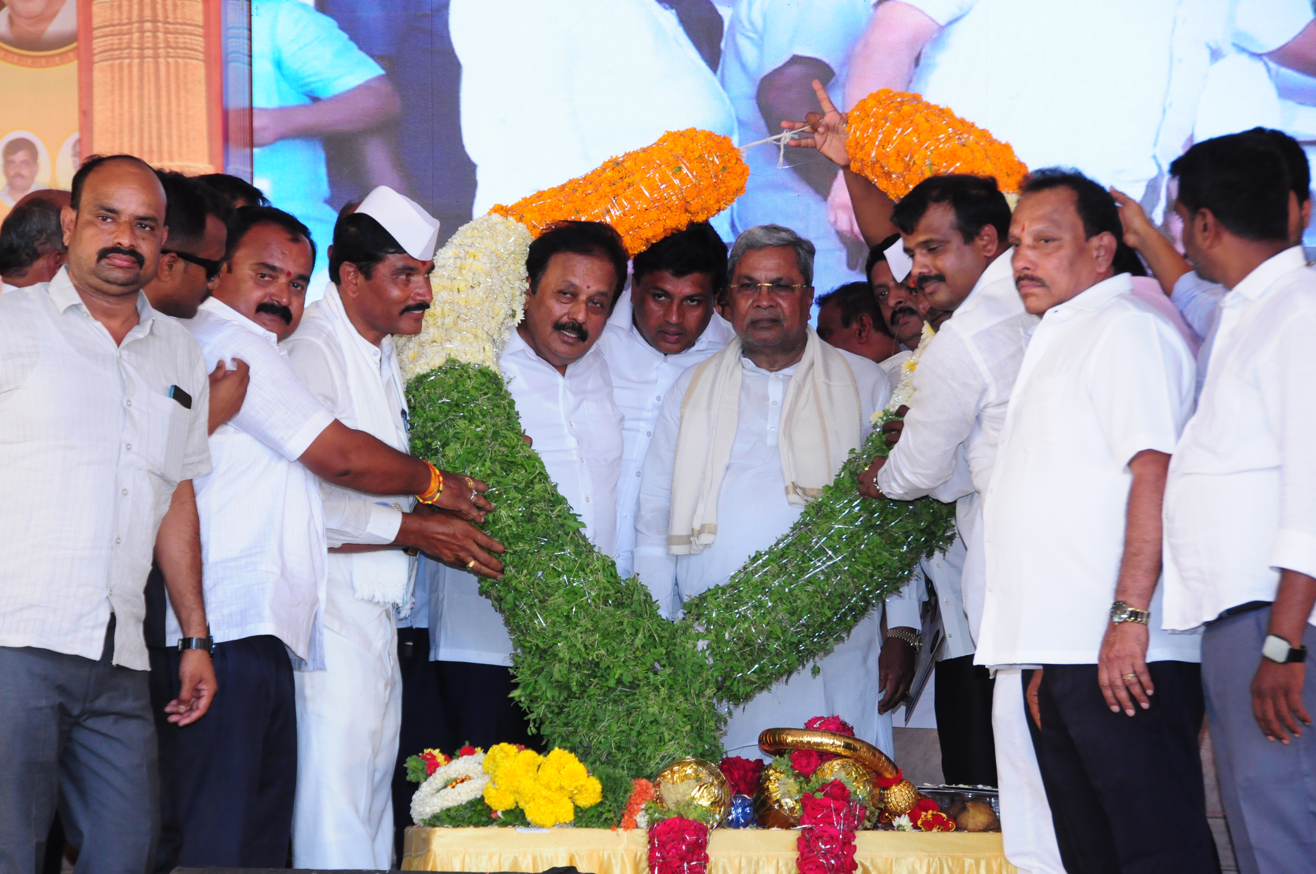 ಮಂಡ್ಯ ಜಿಲ್ಲಾ ಕುರುಬರ ಸಂಘದ ವತಿಯಿಂದ ಗುರುವಾರ ಆಯೋಜಿಸಿದ್ದ ಬಾಲಕರ ವಿದ್ಯಾರ್ಥಿನಿಲಯದ ನೂತನ ಕಟ್ಟಡದ ಶಂಕುಸ್ಥಾಪನೆ ಕಾರ್ಯಕ್ರಮದಲ್ಲಿ ಮುಖ್ಯಮಂತ್ರಿ ಸಿದ್ದರಾಮಯ್ಯ ಅವರಿಗೆ ಬೃಹತ್‌ ಹೂವಿನ ಹಾರ ಹಾಕಿ ಸನ್ಮಾನಿಸಲಾಯಿತು. ಸಚಿವರಾದ ಎನ್‌. ಚಲುವರಾಯಸ್ವಾಮಿ ಭೈರತಿ ಸುರೇಶ್‌ ಶಾಸಕರಾದ ಪಿ.ರವಿಕುಮಾರ್‌ ಕಾಂಗ್ರೆಸ್‌ ಮತ್ತು ಕುರುಬ ಸಮುದಾಯದ ಮುಖಂಡರು ಪಾಲ್ಗೊಂಡಿದ್ದರು  –ಪ್ರಜಾವಾಣಿ ಚಿತ್ರ 