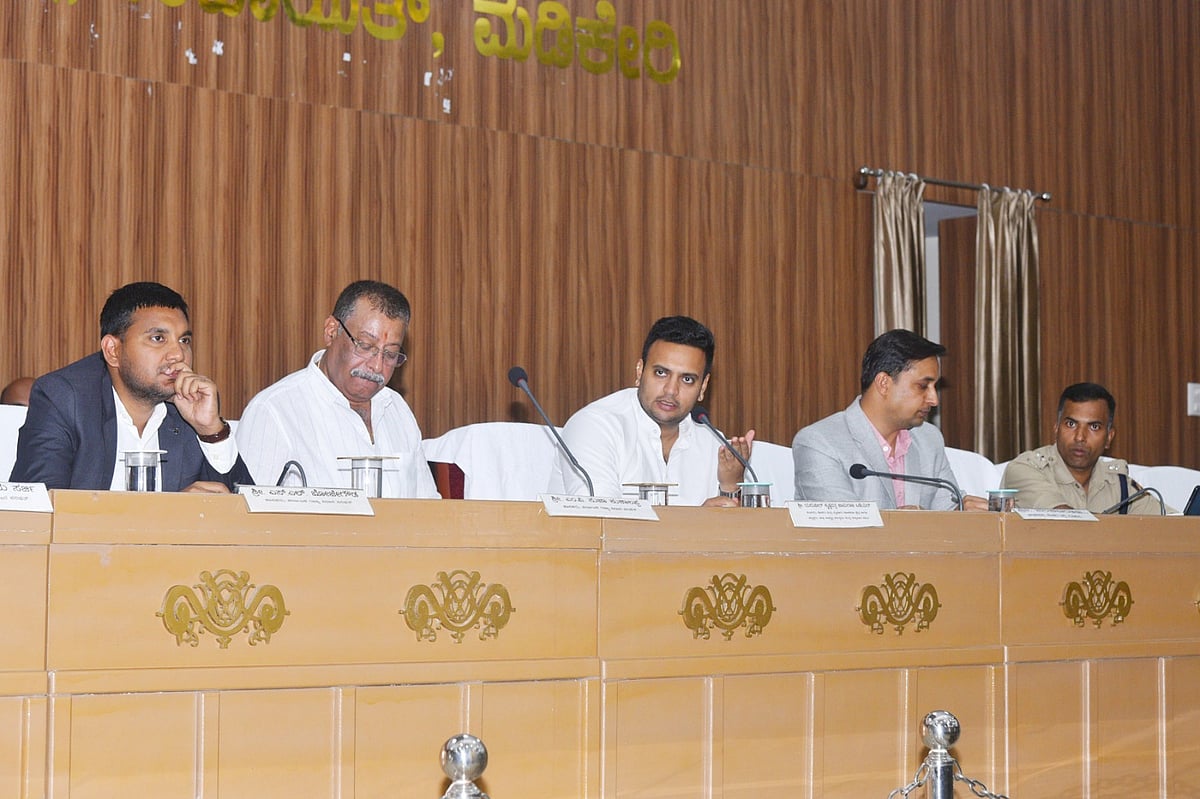 ಮಡಿಕೇರಿ: ಅಧಿಕಾರಿಗಳ ವಿರುದ್ಧ ಕಿಡಿಕಾರಿದ ಸಮಿತಿ ಸದಸ್ಯರು, ಸಂಸದರು!