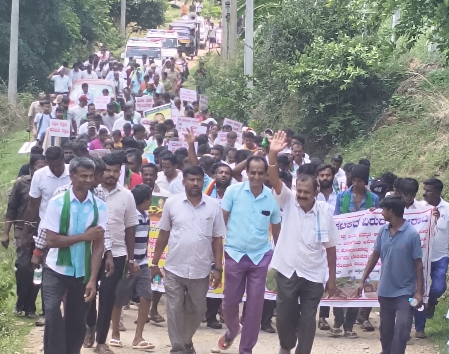 ರಾಮನಗರ ತಾಲ್ಲೂಕಿನ ಹರೀಸಂದ್ರದಲ್ಲಿ ನಿರ್ಮಾಣವಾಗುತ್ತಿರುವ ತ್ಯಾಜ್ಯ ನಿರ್ವಹಣಾ ಘಟಕ ವಿರೋಧಿಸಿ ವಿವಿಧ ಗ್ರಾಮಗಳ ಜನರು ಚಿಕ್ಕೇಗೌಡನದೊಡ್ಡಿಯಿಂದ ಘಟಕದ ಸ್ಥಳಕ್ಕೆ ಪಾದಯಾತ್ರೆ ನಡೆಸಿದರು
