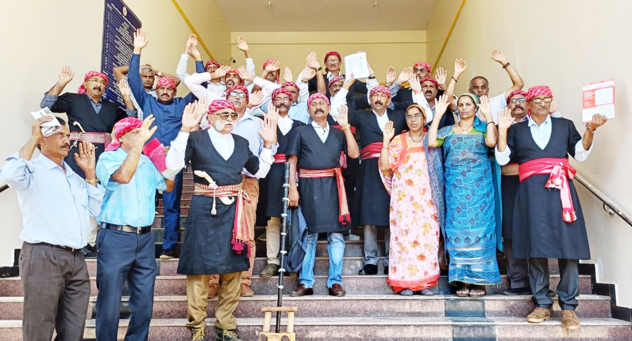 ವಿವಿಧ ಬೇಡಿಕೆಗಳ ಈಡೇರಿಕೆಗೆ ಒತ್ತಾಯಿಸಿ ಕೊಡವ ನ್ಯಾಷನಲ್ ಕೌನ್ಸಿಲ್ ನೇತೃತ್ವದಲ್ಲಿ ಶುಕ್ರವಾರ ಮುಖಂಡರು ಜಿಲ್ಲಾಧಿಕಾರಿ ಕಚೇರಿ ಮುಂಭಾಗ ಪ್ರತಿಭಟನೆ ನಡೆಸಿದರು