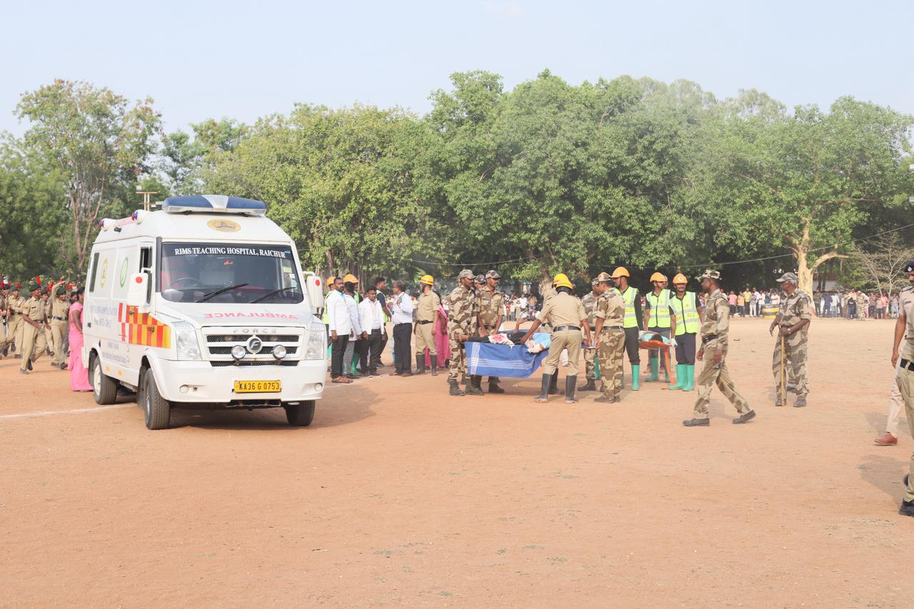 ಶಕ್ತಿನಗರದ ಹೆಲಿಪ್ಯಾಡ್‌ನಲ್ಲಿ ಬಾಂಬ್‌ಸ್ಟೋಟದಲ್ಲಿ ಗಾಯಗೊಂಡವರನ್ನು ರಕ್ಷಣಾ ಸಿಬ್ಬಂದಿ ಹಾಗೂ ಆರೋಗ್ಯ ಇಲಾಖೆಯ ಸಿಬ್ಬಂದಿ ಆಂಬುಲೆನ್ಸ್‌ನಲ್ಲಿ ಆಸ್ಪತ್ರೆಗೆ ಸಾಗಿಸಿದರು