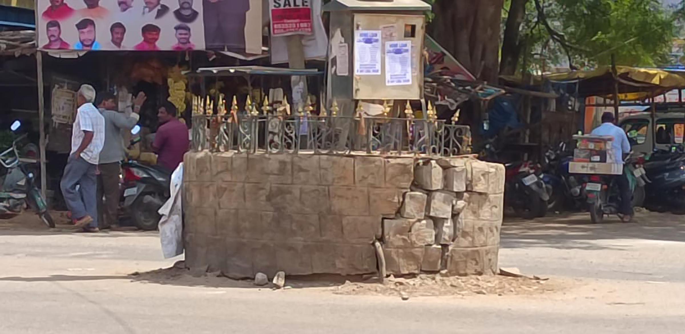 ಜಂಗಮಕೋಟೆ ಕ್ರಾಸ್ ನಲ್ಲಿ ಅಳವಡಿಸಿರುವ ಹೈಮಾಸ್ಟ್ ದೀಪಕ್ಕೆ ಕಟ್ಟಿರುವ ತಡೆಗೋಡೆಯು ಶಿಥಿಲವಾಗಿರುವುದು