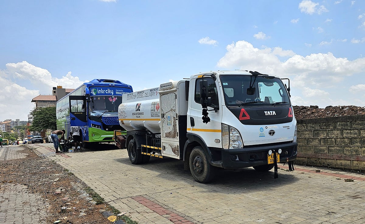 ಬೆಳಗಾವಿ | ಇದೇನು ಫುಟ್‌ಪಾತೋ, ಪಾರ್ಕಿಂಗ್‌ ಮೈದಾನವೋ?