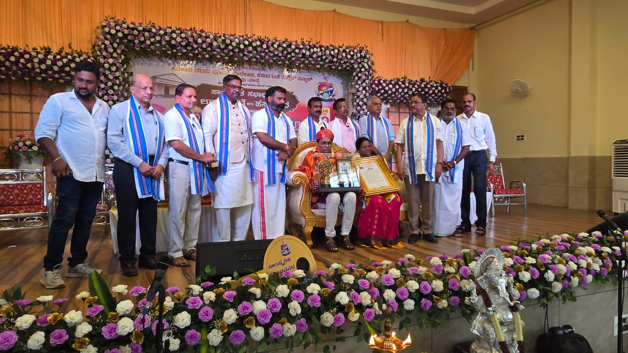 ಕುಂದಾಪುರ ಸಮೀಪದ ವಂಡ್ಸೆ-ನೆಂಪುವಿನ ಕೆಪಿಎಸ್ ಸ್ಕೂಲ್‌ ಆವರಣದಲ್ಲಿ ಶನಿವಾರ ನಡೆದ ಕಾರ್ಯಕ್ರಮದಲ್ಲಿ ಸಭಾಭವನ ನಿರ್ಮಾಣಕ್ಕೆ 75 ಲಕ್ಷ ರೂ. ನೀಡಿದ್ದ ಯುಎಸ್‌ಐ ಸಂಶೋಧಕ ಡಾ.ರವೀಂದ್ರನಾಥ ಶೆಟ್ಟಿ ಹಳ್ನಾಡು ಹಾಗೂ ಗೀತಾ ಆರ್ ಶೆಟ್ಟಿ ದಂಪತಿಗಳನ್ನು ಗೌರವಿಸಲಾಯಿತು.