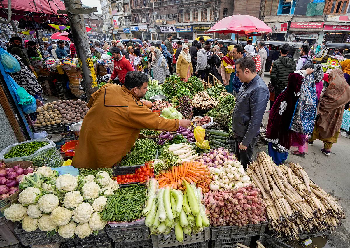 ಜಮ್ಮು–ಕಾಶ್ಮೀರದಲ್ಲಿ ಅಗತ್ಯವಸ್ತುಗಳ ಖರೀದಿಗೆ ಮುಗಿ ಬಿದ್ದ ಜನ!