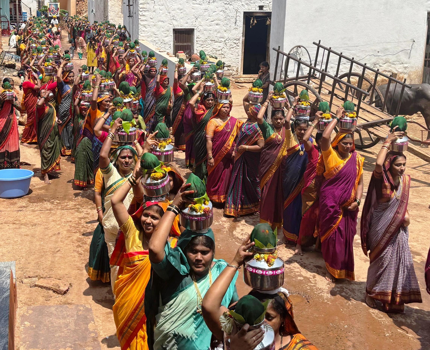 ಬೆನಕಟ್ಟಿಯಲ್ಲಿ ಶನಿವಾರ ಹೇಮರಡ್ಡಿ ಮಲ್ಲಮ್ಮಳ ಪಲ್ಲಕ್ಕಿ ಉತ್ಸವ ಮಹಿಳೆಯರ ಕುಂಭದೊಂದಿಗೆ ವೈಭವದಿಂದ ಜರುಗಿತು.