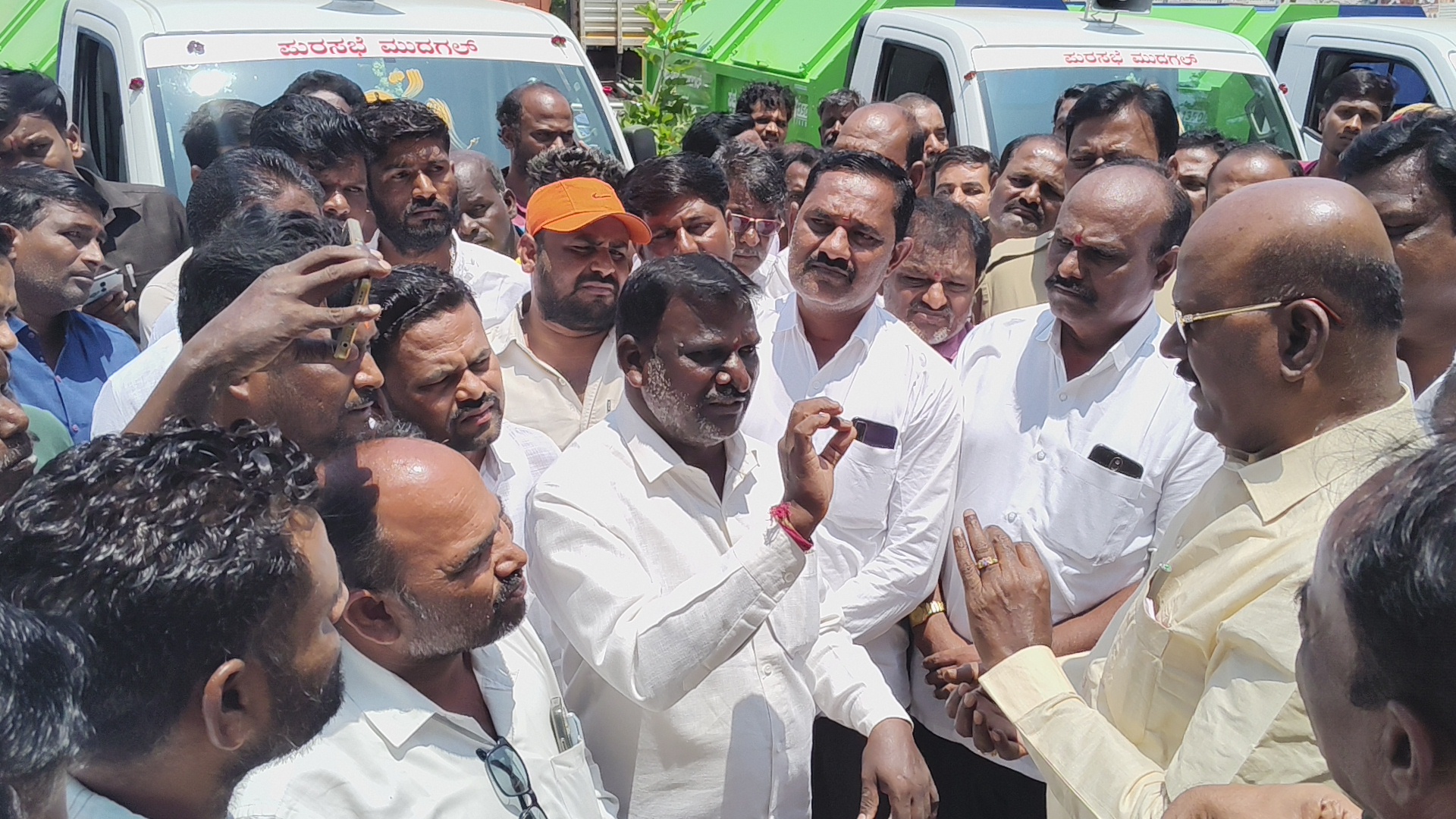 ಕುಡಿಯುವ ನೀರಿಗಾಗಿ ಶಾಸಕ ಮಾನಪ್ಪ ವಜ್ಜಲಗೆ ಪಟ್ಟಣದ ನಾಗರಿಕರು ಮುತ್ತಿಗೆ ಹಾಕಿದರು