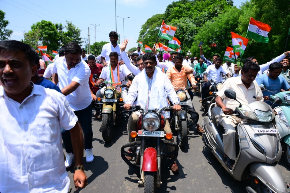 ಕುಣಿಗಲ್ ನಲ್ಲಿ ಆಪರೇಷನ್ ಸಿಂದೂರ ಬೆಂಬಲಿಸಿ ಹಮ್ಮಿಕೊಳ್ಳಲಾಗಿದ್ದ ತ್ರಿರಂಗಾ ಬೈಕ್ ರ್ಯಾಲಿಯಲ್ಲಿ ಮಾಜಿ ಸಂಸದ ಡಿ.ಕೆಸುರೇಶ್  ಶಾಸಕ ಡಾ.ರಂಗನಾಥ್