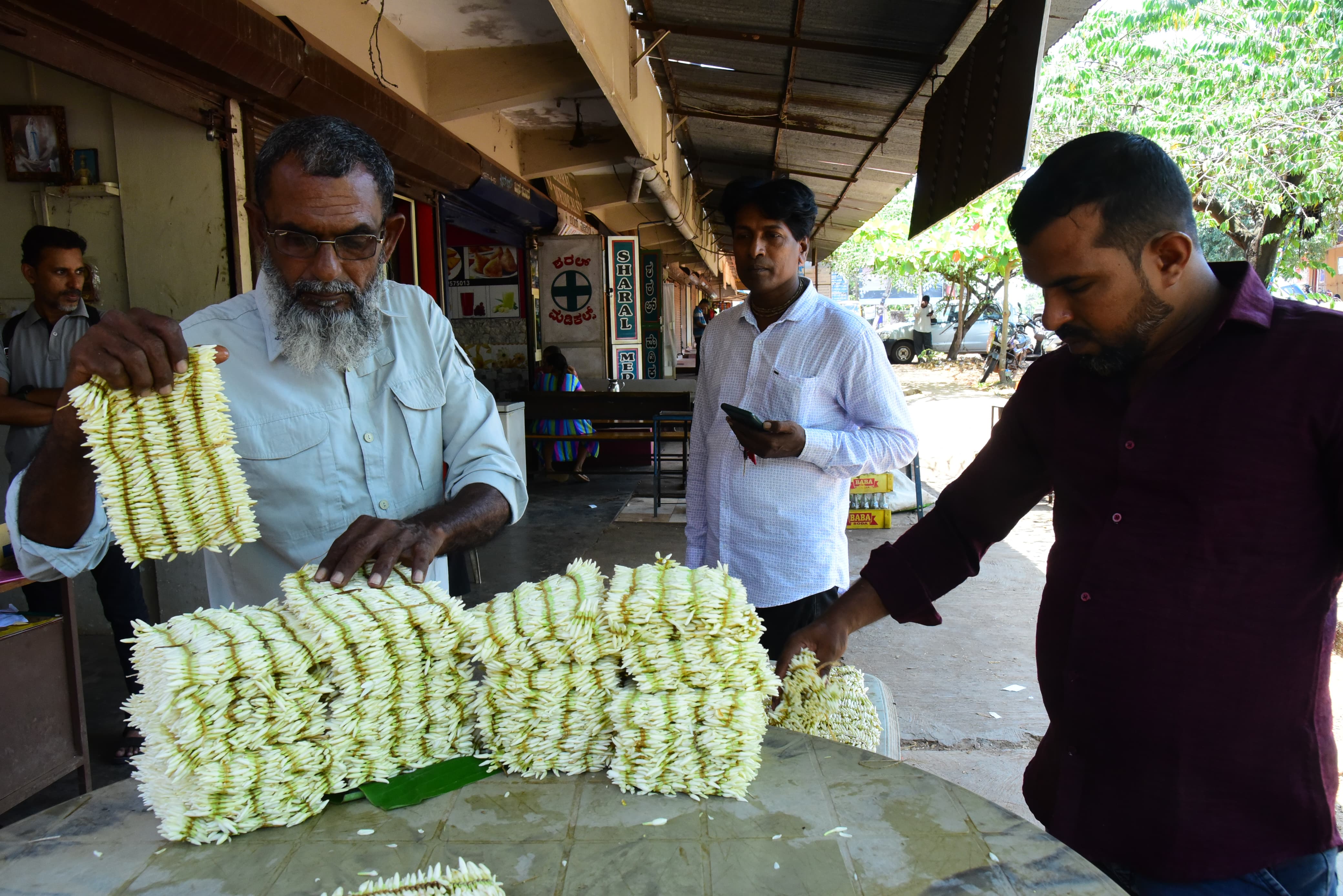 ವ್ಯಾಪಾರಿಯೊಬ್ಬರು ಶಂಕರಪುರ ಮಲ್ಲಿಗೆ ಮಾರಾಟ ಮಾಡುತ್ತಿದ್ದಾರೆ ಪ್ರಜಾವಾಣಿ ಚಿತ್ರ