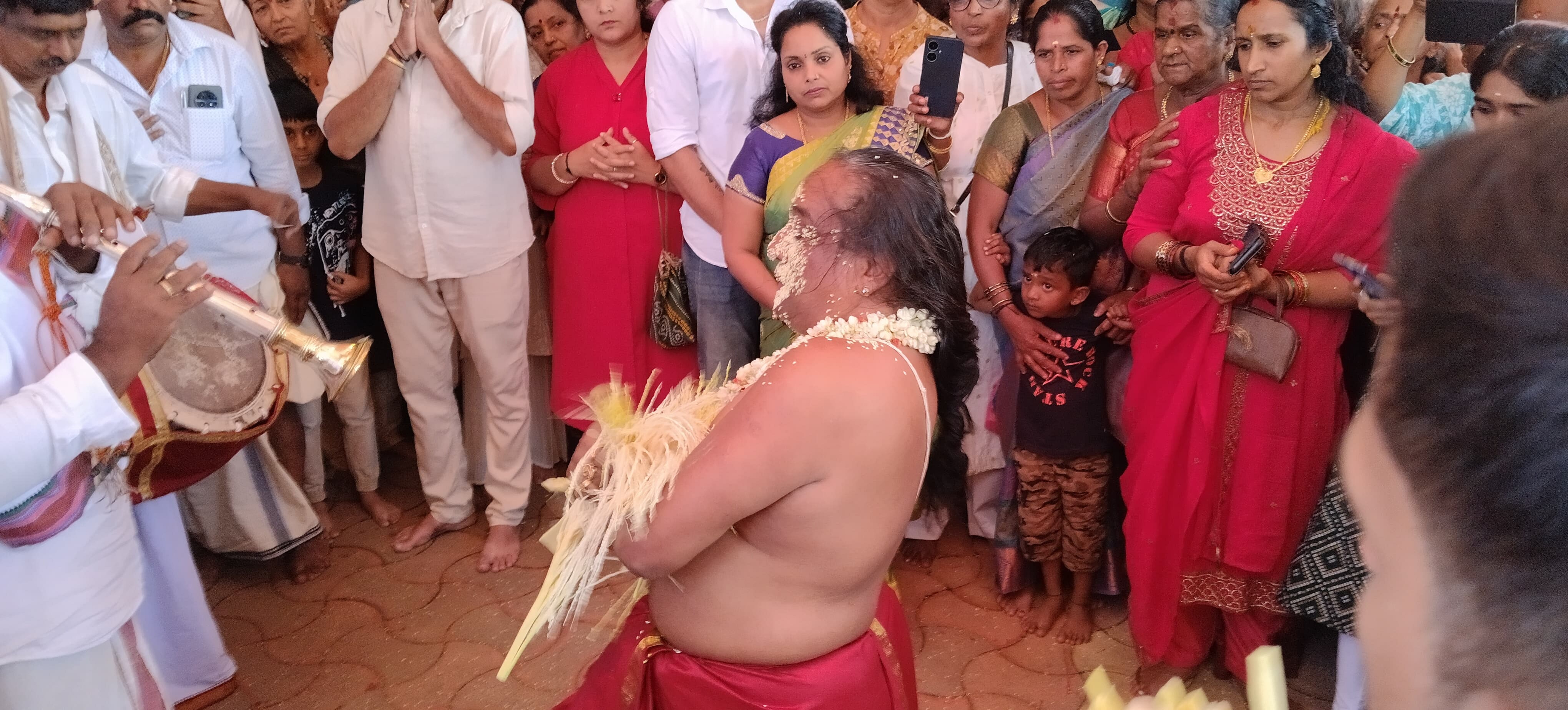 ಮಡಿಕೇರಿಯ ಕೋಟೆ ಮಾರಿಯಮ್ಮ ದೇವಾಲಯದ ಪ್ರತಿಷ್ಠಾಪನಾ ವಾರ್ಷಿಕೋತ್ಸವವು  ಶ್ರದ್ಧಾಭಕ್ತಿಯಿಂದ ನೆರವೇರಿತು.