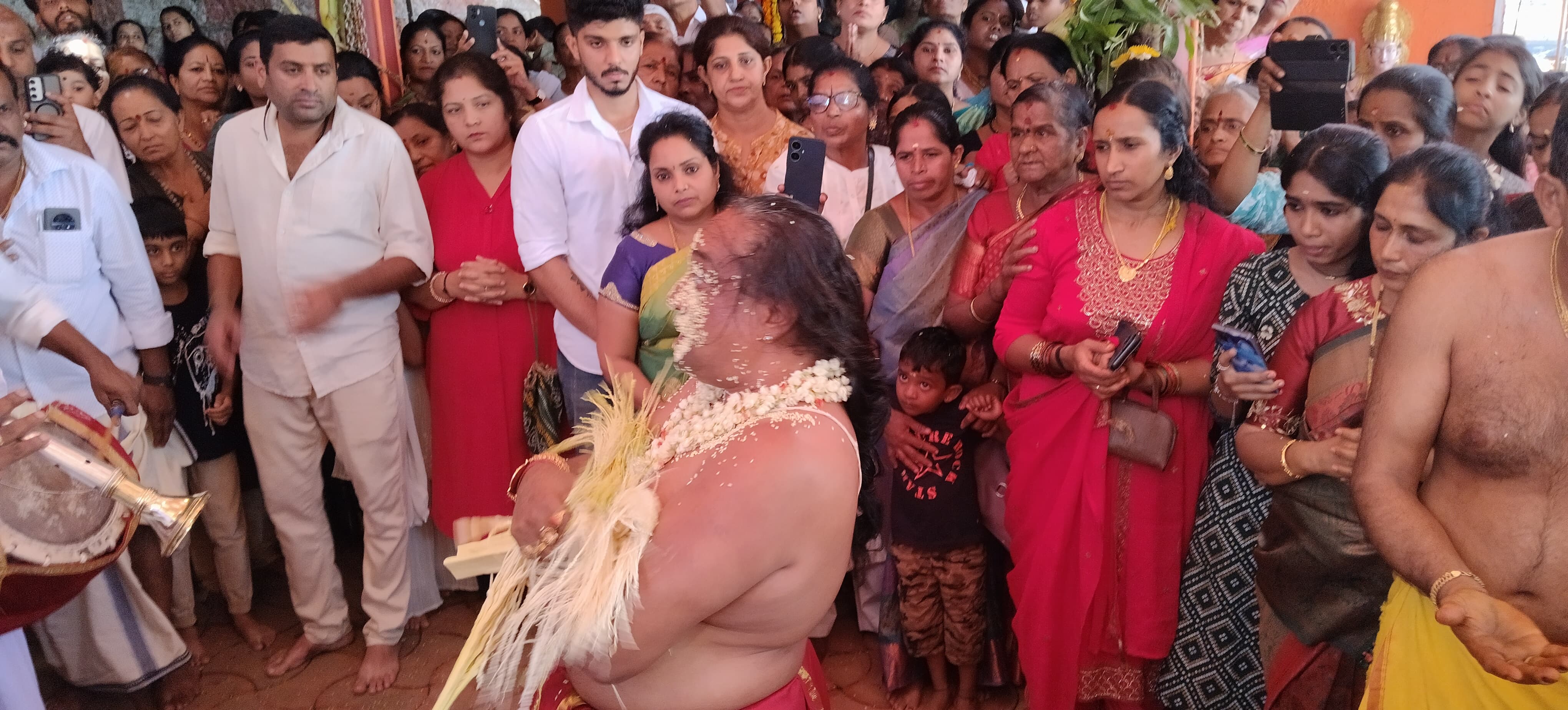 ಮಡಿಕೇರಿಯ ಕೋಟೆ ಮಾರಿಯಮ್ಮ ದೇವಾಲಯದ ಪ್ರತಿಷ್ಠಾಪನಾ ವಾರ್ಷಿಕೋತ್ಸವವು  ಶ್ರದ್ಧಾಭಕ್ತಿಯಿಂದ ನೆರವೇರಿತು.