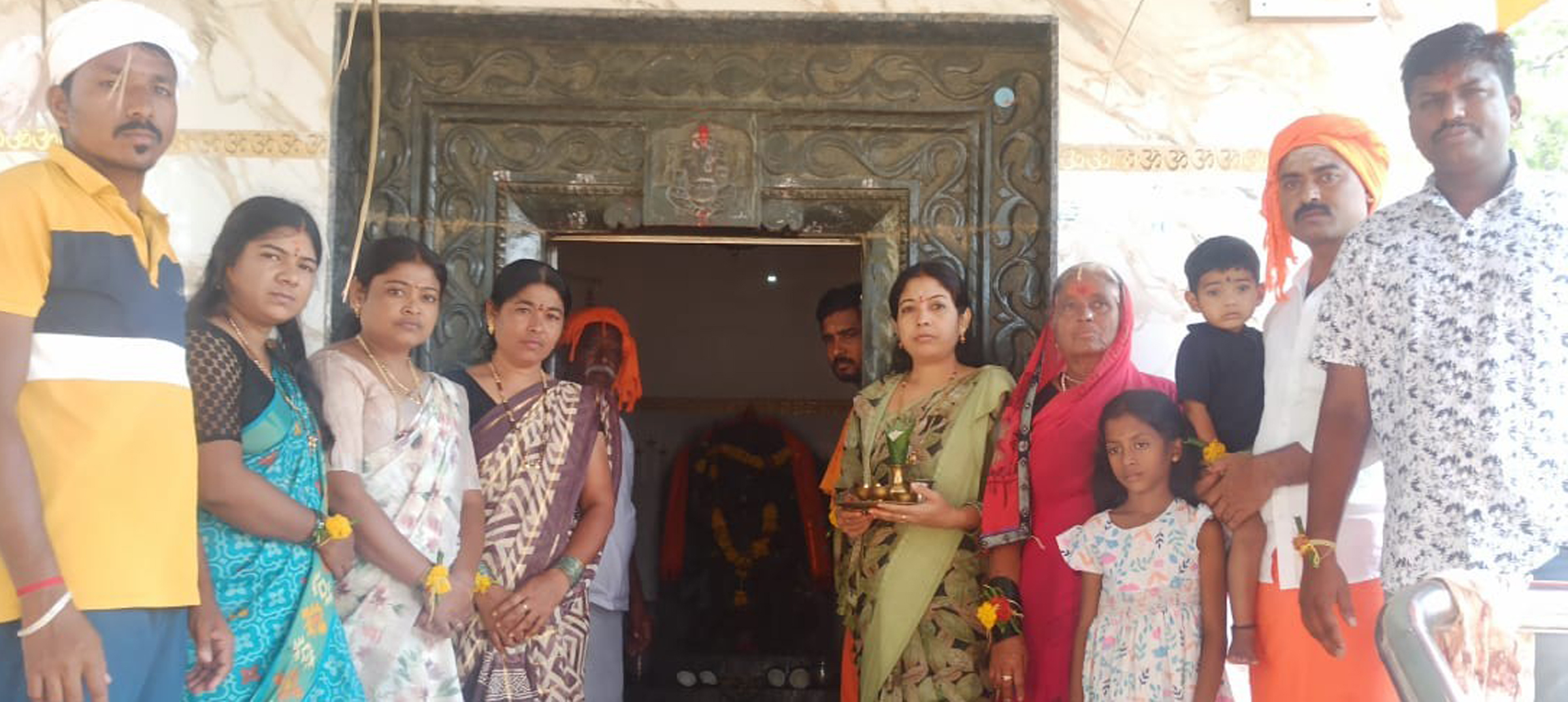 ಭಾರತ ಪಾಕಿಸ್ತಾನ ‌ಯುದ್ಧದಲ್ಲಿ ತೊಡಗಿರುವ ಯೋಧರು ಸುಕ್ಷಿತವಾಗಿ ಯಶಸ್ಸು ಸಾಧಿಸಲಿ ಎಂದು ಬ್ಯಾಡಗಿ ತಾಲ್ಲೂಕಿನ ಅರಬಗೊಂಡ ಗ್ರಾಮದಲ್ಲಿ ಬಿಎಸ್‌ಎಫ್‌ ಯೋಧ ದಯಾನಂದ ಹರಮಗಟ್ಟಿ ಅವರ ಕುಟುಂಬದ ಸದಸ್ಯರು ದೇವಸ್ಥಾನದಲ್ಲಿ ವಿಶೇಷ ಪೂಜೆ ಸಲ್ಲಿಸಿದರು.