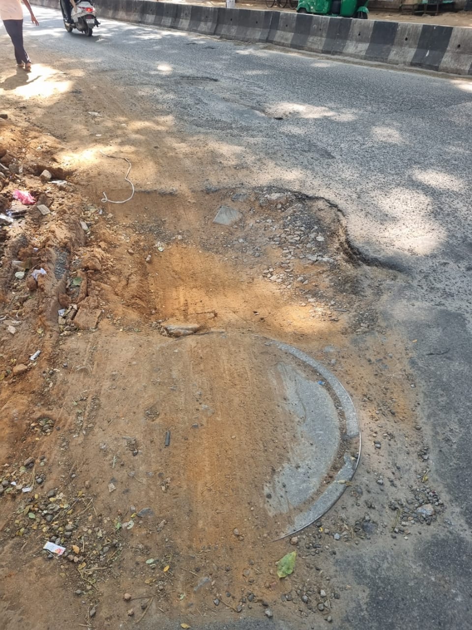 ರಸ್ತೆಯಲ್ಲಿ ಬಿದ್ದಿರುವ ಗುಂಡಿ