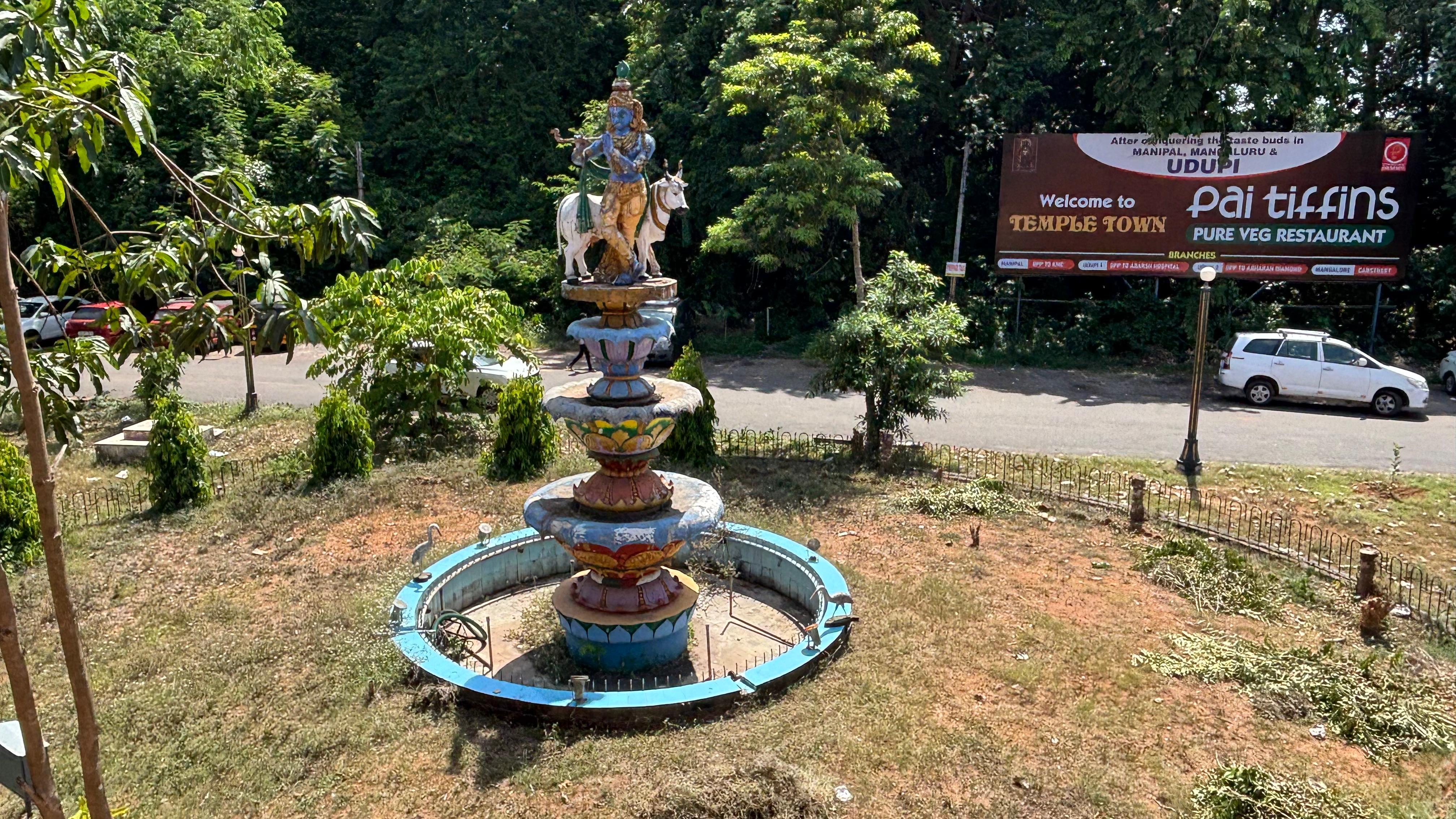 ಇಂದ್ರಾಳಿ ರೈಲು ನಿಲ್ದಾಣದಲ್ಲಿ ಶಿಥಿಲಾವಸ್ಥೆಗೆ ತಲುಪಿರುವ ಕಾರಂಜಿ
