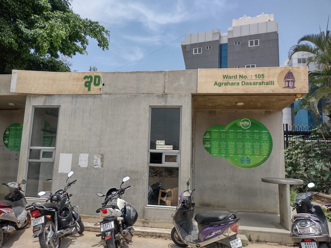 ಇಂದಿರಾ ಕ್ಯಾಂಟೀನ್‌ ಫಲಕದಲ್ಲಿ ಇಂ ಅಕ್ಷರ ಮಾತ್ರ ಇರುವುದು
