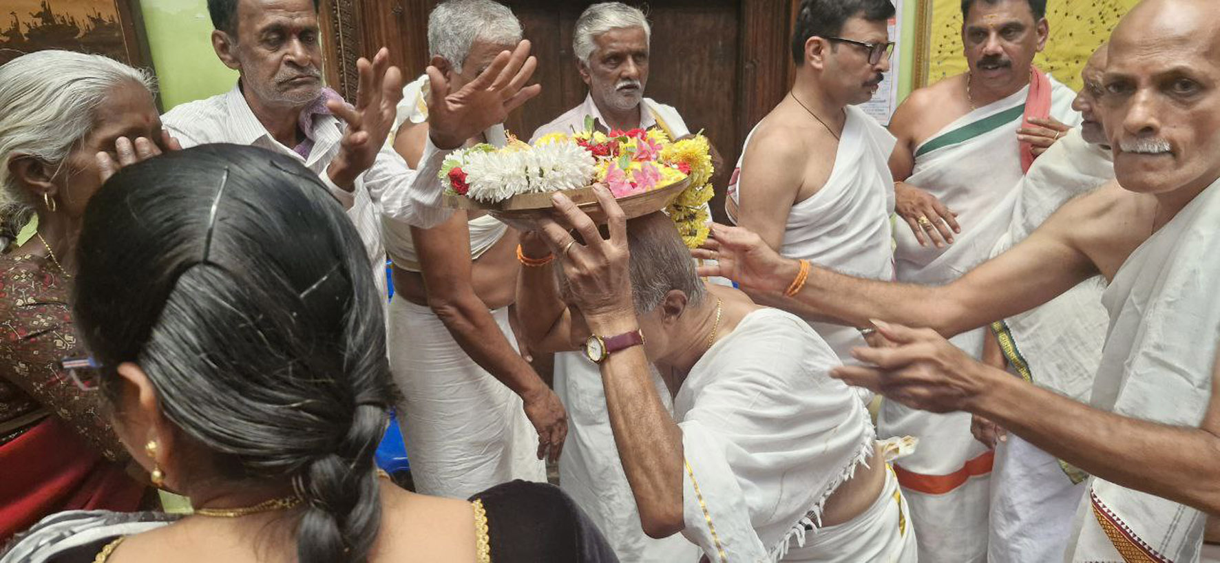ಕಿಕ್ಕೇರಿಯಲ್ಲಿ ವಿಪ್ರ ಬಾಂಧವ ಸೇವಾ ಸಮಿತಿಯಿಂದ ಶನಿವಾರ ಜರುಗಿದ ಶಂಕರಾಚಾರ್ಯರ ಆರಾಧನಾ ಮಹೋತ್ಸವದಲ್ಲಿ ಶಂಕರರ ಪಾದುಕೆ ಪೂಜೆ ಮಾಡಲಾಯಿತು