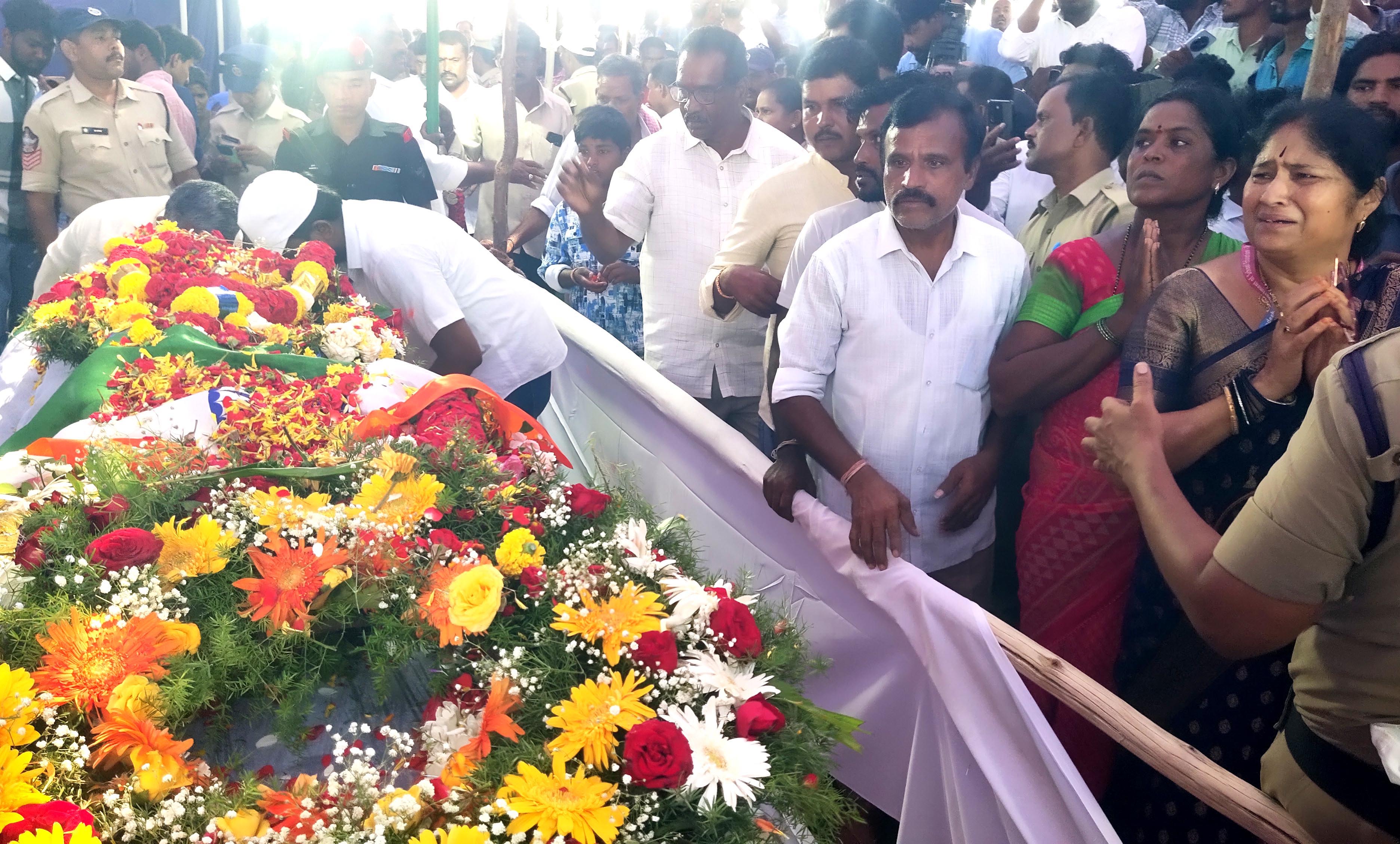 ಹುತ್ಮಾತ ಯೋಧನಿಗೆ ಕಣ್ಣೀರಿನ ಅಂತಿಮ ವಿದಾಯ