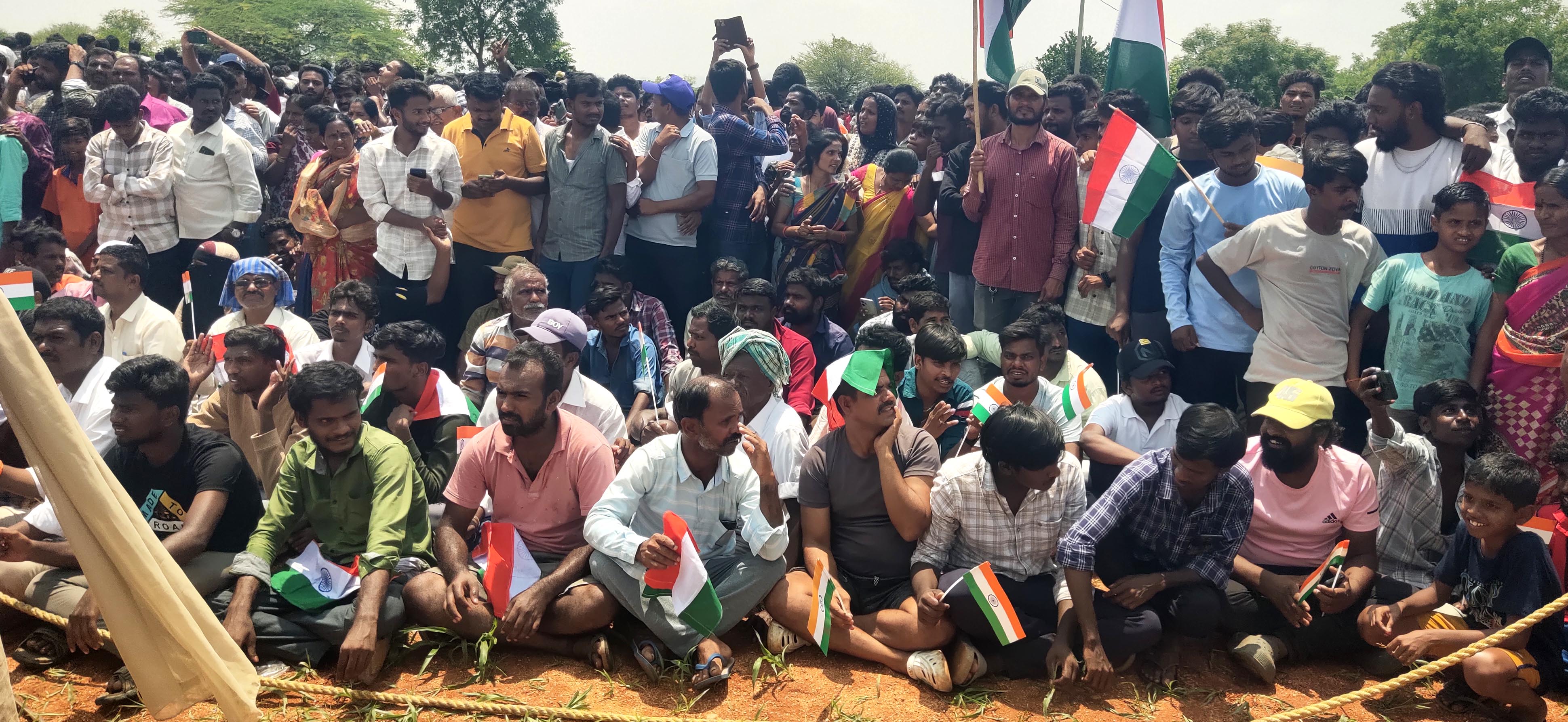 ಅಂತ್ಯಕ್ರಿಯೆಗೆ ಸಾಕ್ಷಿಯಾದ ಗ್ರಾಮಸ್ಥರು