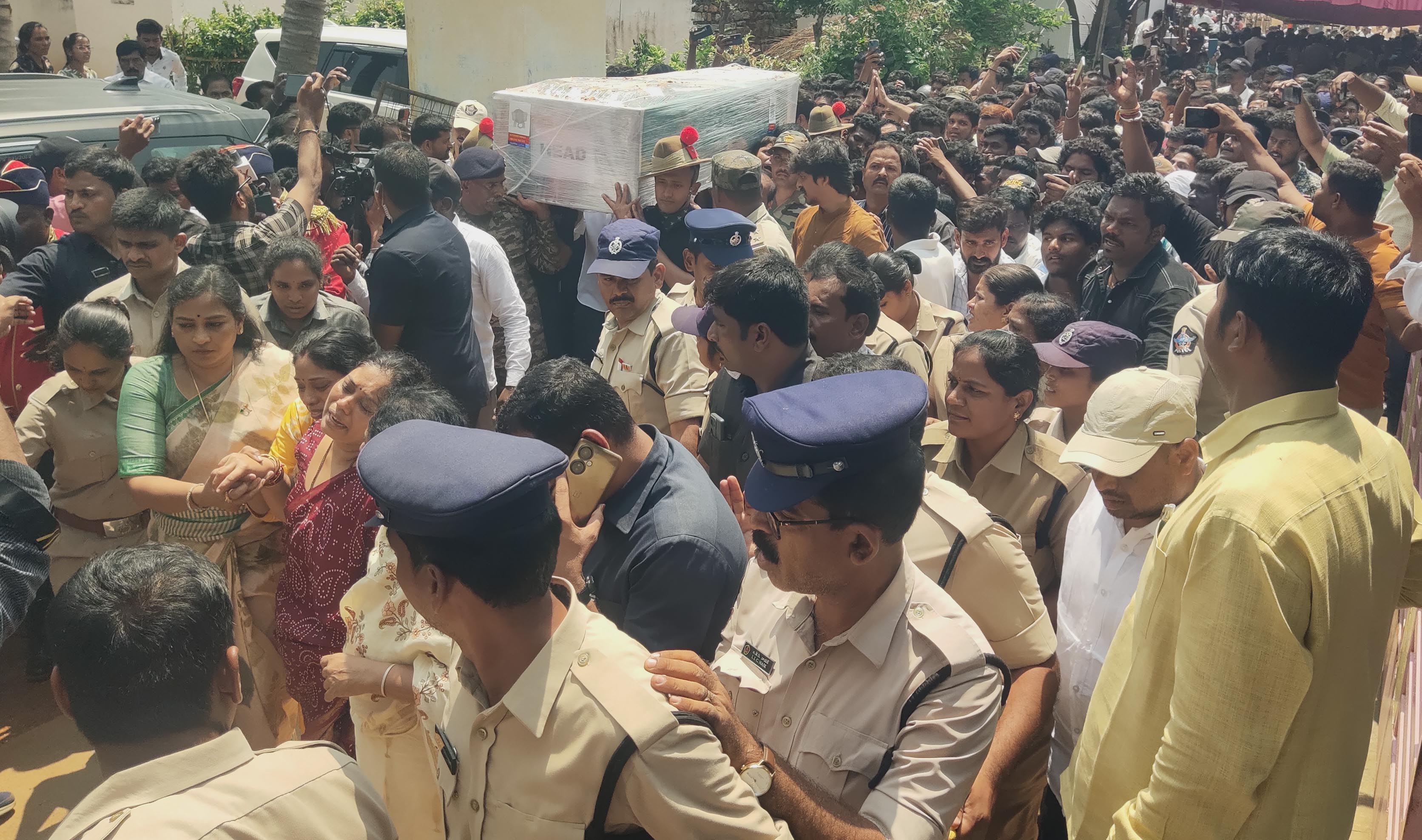 ಗ್ರಾಮದಲ್ಲಿ ಹುತಾತ್ಮ ಮುರಳಿನಾಯಕ್ ಪಾರ್ಥಿವ ಶರೀರ ಮೆರವಣಿ