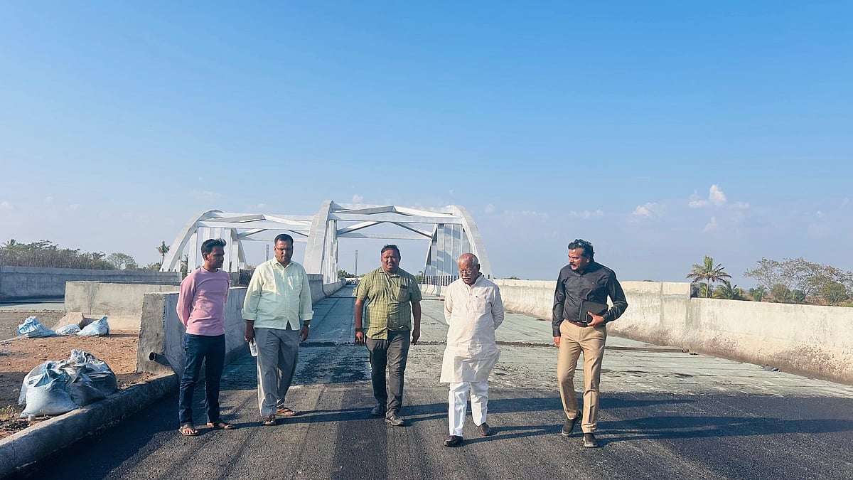 ವಿಜಯಪುರ: ರೇಲ್ವೆ ಮೇಲ್ಸೇತುವೆ ಕಾಮಗಾರಿ ಪರಿಶೀಲನೆ