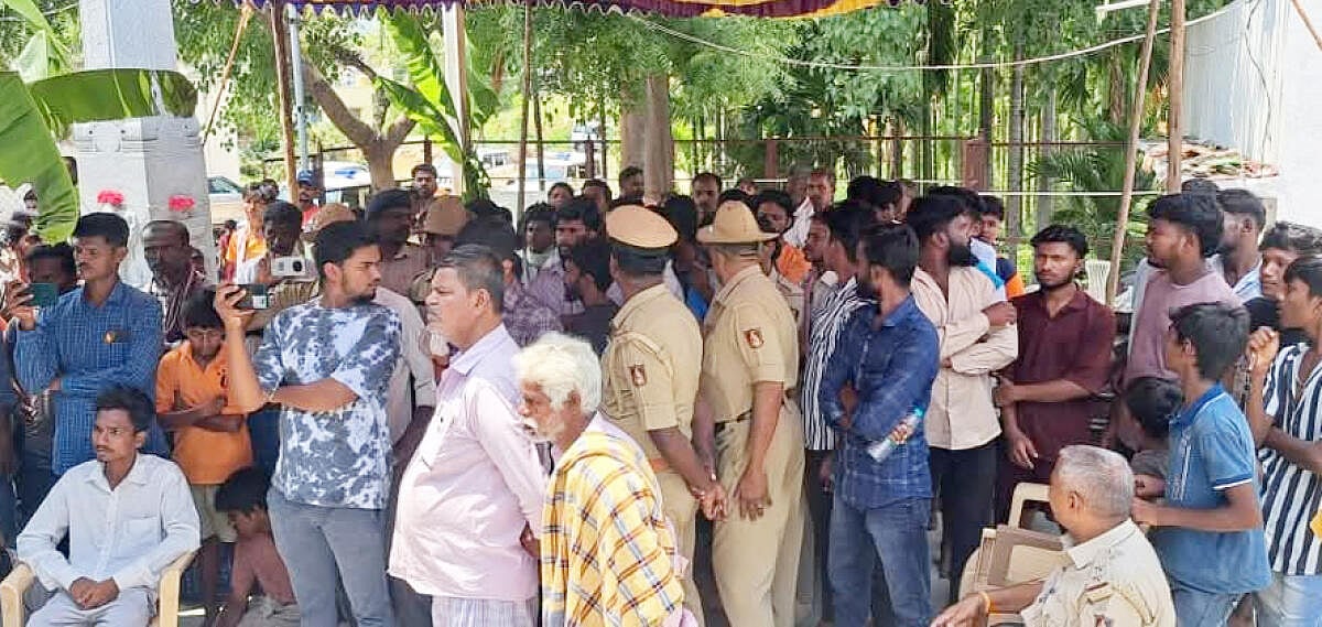 ತುಮಕೂರು | ದೇಗುಲ ಪ್ರವೇಶಿಸಿದ್ದ ದಲಿತ ಯುವಕ ಹೊರಕ್ಕೆ