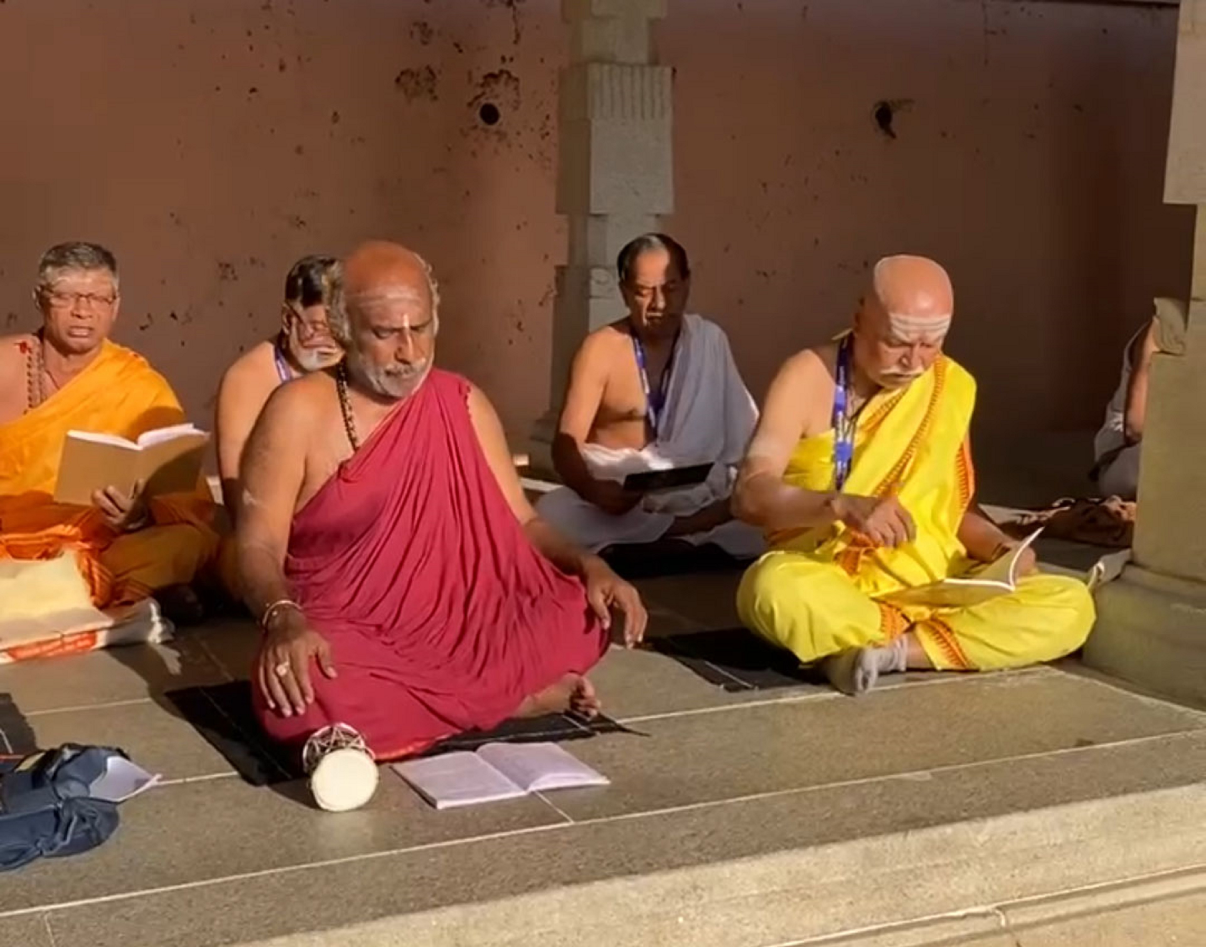 ಲೋಕಕಲ್ಯಾಣಾರ್ಥವಾಗಿ ರಾಜ್ಯದಲ್ಲಿ 11 ದಿನಗಳ ಕಾಲ ನಡೆಯುವ ಅತಿರುದ್ರ ಜಪಯಜ್ಞ ಕಾವೇರಿ ನದಿಯ ಉಗಮ ಸ್ಥಾನ ತಲಕಾವೇರಿ ಸನ್ನಿಧಿಯಲ್ಲಿ ಭಾನುವಾರ ಆರಂಭಗೊಂಡಿತು.