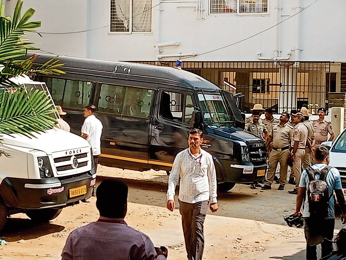 ಪಿಸ್ತೂಲು ತೋರಿಸಿ ಕಳ್ಳತನ; ಮಲ್ಲೇಶ್ವರದ ಪಬ್‌ನಲ್ಲಿ ₹60 ಸಾವಿರ ದೋಚಿ ಪರಾರಿ