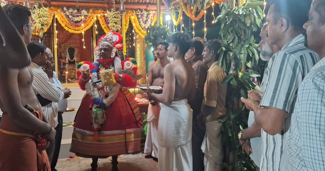 ವಿರಾಜಪೇಟೆ ಸಮೀಪದ ಬಾಳುಗೋಡುವಿನ ಶ್ರೀ ಅಗ್ನಿ ಚಾಮುಂಡಿ ದೇವಿಯ ವಾರ್ಷಿಕ ತೆರೆ ಮಹೋತ್ಸವವು ಈಚೆಗೆ ಶ್ರದ್ಧಾಭಕ್ತಿಯಿಂದ ನಡೆಯಿತು. 12ವಿಪಿಟಿ4: ಅಗ್ನಿಕುಂಡ 