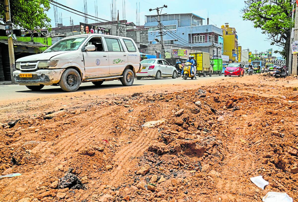 ನಾಗವಾರ ಮುಖ್ಯರಸ್ತೆ – ಕಾಡುಗೊಂಡನಹಳ್ಳಿಯಲ್ಲಿ ರಸ್ತೆ ಮಣ್ಣುಮಯವಾಗಿದ್ದು, ವಾಹನಗಳು ಸಂಚರಿಸಲು ಸಾಧ್ಯವಿಲ್ಲದಂತಾಗಿದೆ