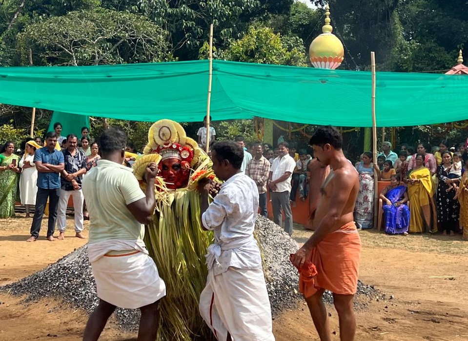ವಿರಾಜಪೇಟೆ ಸಮೀಪದ ಬಾಳುಗೋಡುವಿನ ಶ್ರೀ ಅಗ್ನಿ ಚಾಮುಂಡಿ ದೇವಿಯ ವಾರ್ಷಿಕ ತೆರೆ ಮಹೋತ್ಸವವು ಈಚೆಗೆ ಶ್ರದ್ಧಾಭಕ್ತಿಯಿಂದ ನಡೆಯಿತು. 12ವಿಪಿಟಿ4: ಅಗ್ನಿಕುಂಡ 