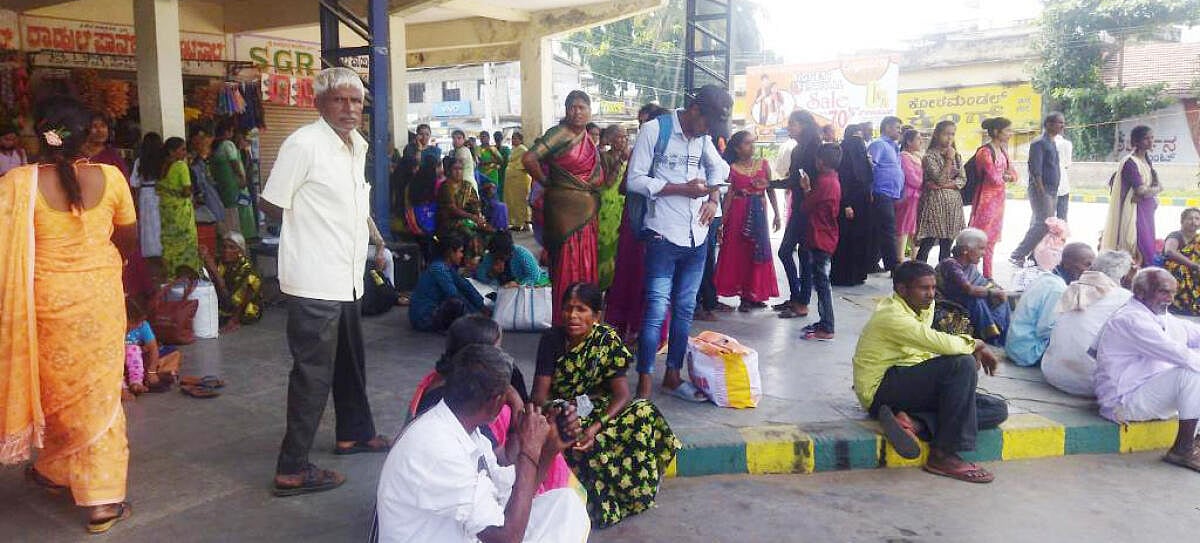 ಸಾಲಿಗ್ರಾಮ: ತಾಲ್ಲೂಕು ಕೇಂದ್ರದ ನಿಲ್ದಾಣದಲ್ಲೇ ಅವ್ಯವಸ್ಥೆ