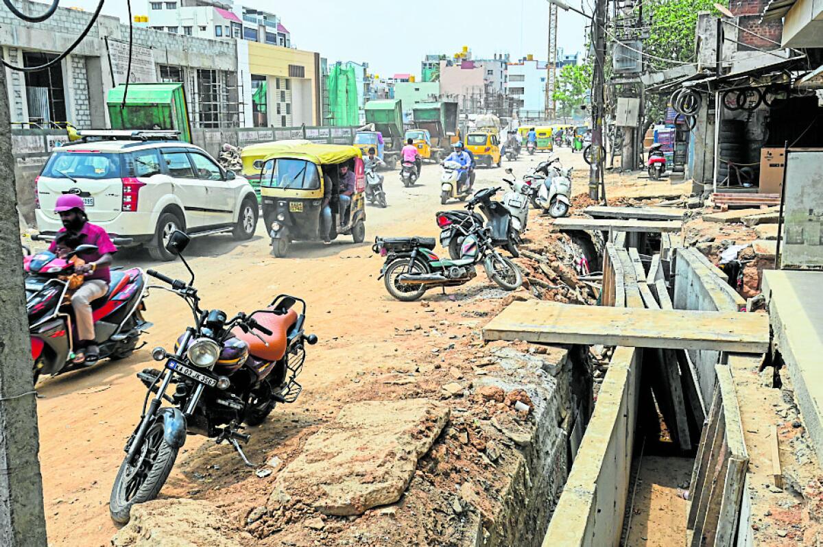 ಟ್ಯಾನರಿ ರಸ್ತೆಯಲ್ಲಿ ವೆಂಕಟೇಶಪುರ ಮೆಟ್ರೊ ನಿಲ್ದಾಣದ ಜೊತೆಗೆ ವೈಟ್‌ ಟಾಪಿಂಗ್‌, ಚರಂಡಿ ಕಾಮಗಾರಿ ನಡೆಯುತ್ತಿದ್ದು ವಾಹನ ಸಂಚಾರಕ್ಕೆ ಸ್ಥಳವೇ ಇಲ್ಲದಂತಾಗಿದೆ
